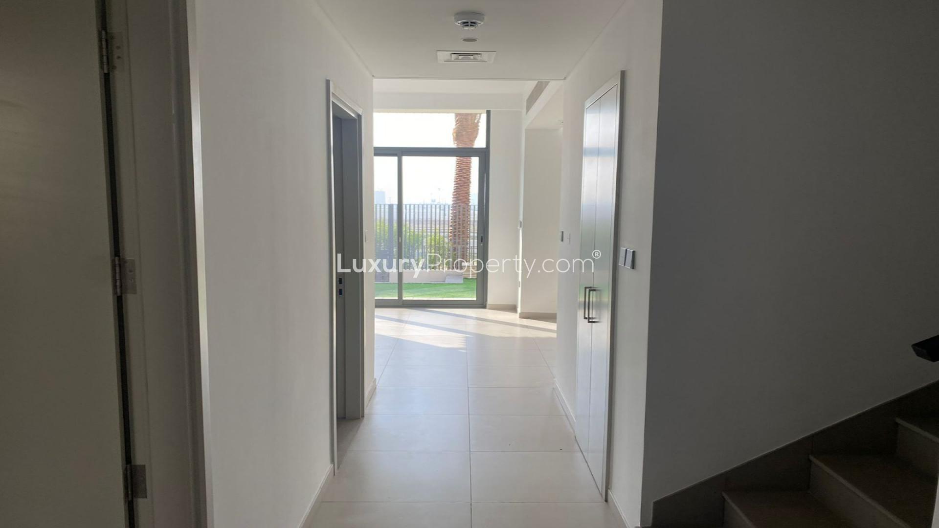 Modern kitchen in vacant townhouse for rent, Sun, Arabian Ranches 3, 3 bedrooms, 4 bathrooms