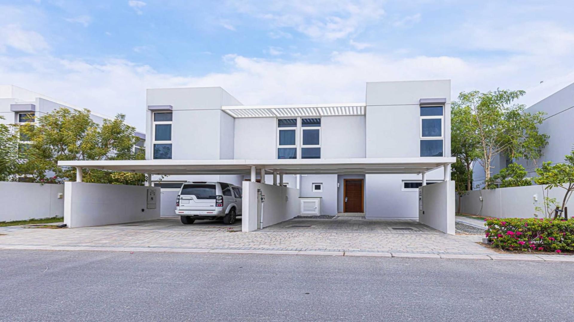Exterior view of 3-bedroom townhouse for rent in Arabella 2