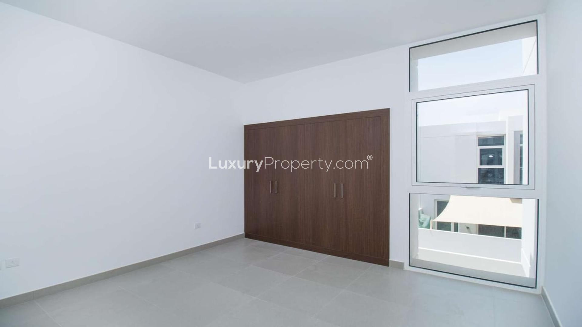 Spacious living room in 3-bedroom townhouse, Arabella 1, Mudon. Bright and modern design