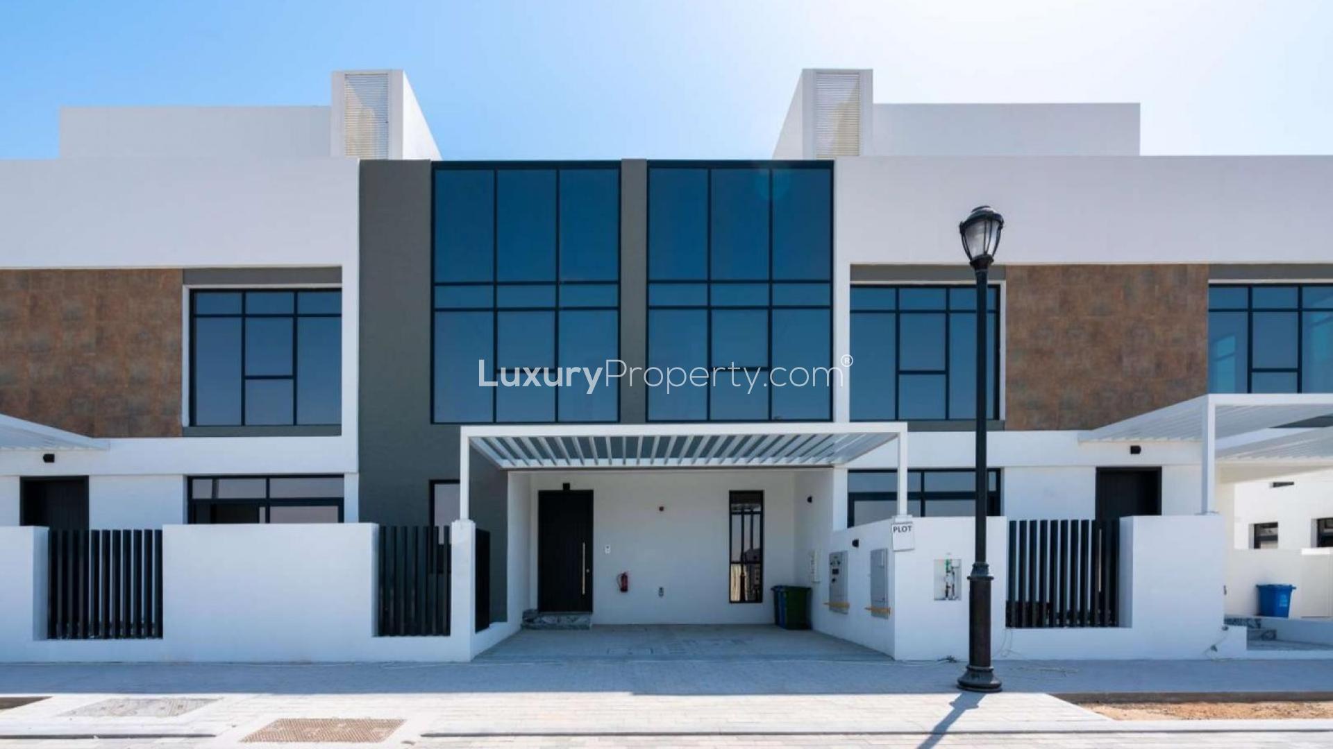 "Modern 3-bedroom townhouse exterior in Jumeirah Golf Estates, Jumeirah Luxury community, for sale.",Modern 3-bedroom townhouse exterior in Jumeirah Golf Estates, Jumeirah Luxury community