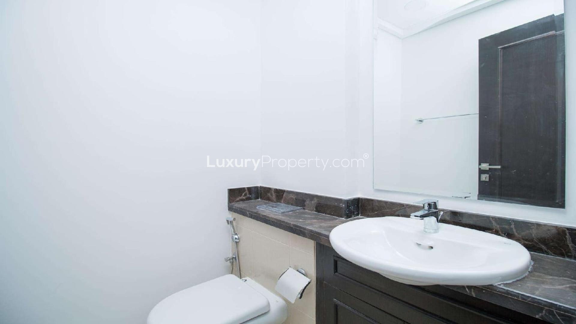 Modern bathroom in 3-bedroom townhouse for rent, Serena Casa Dora, spacious sink and mirror