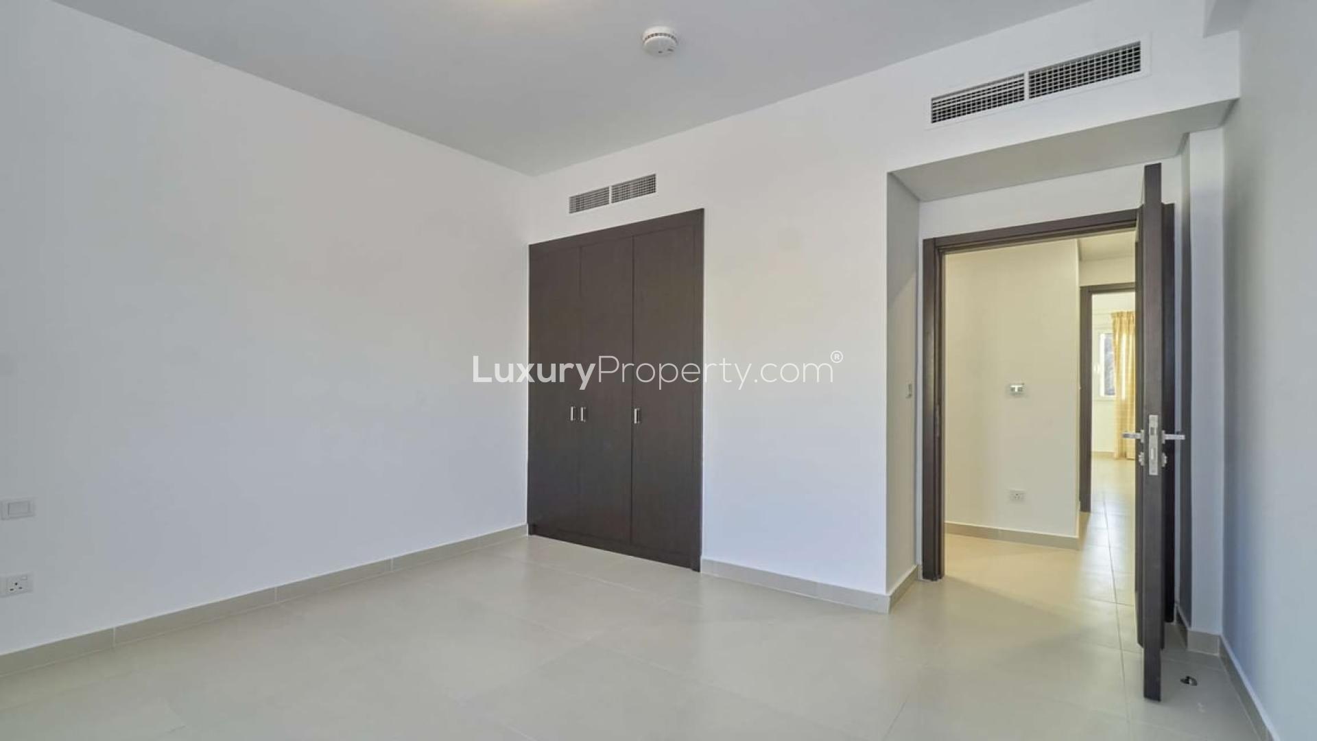 Elegant open-plan living area in 3-bedroom townhouse, Casa Dora, Serena, with modern kitchen