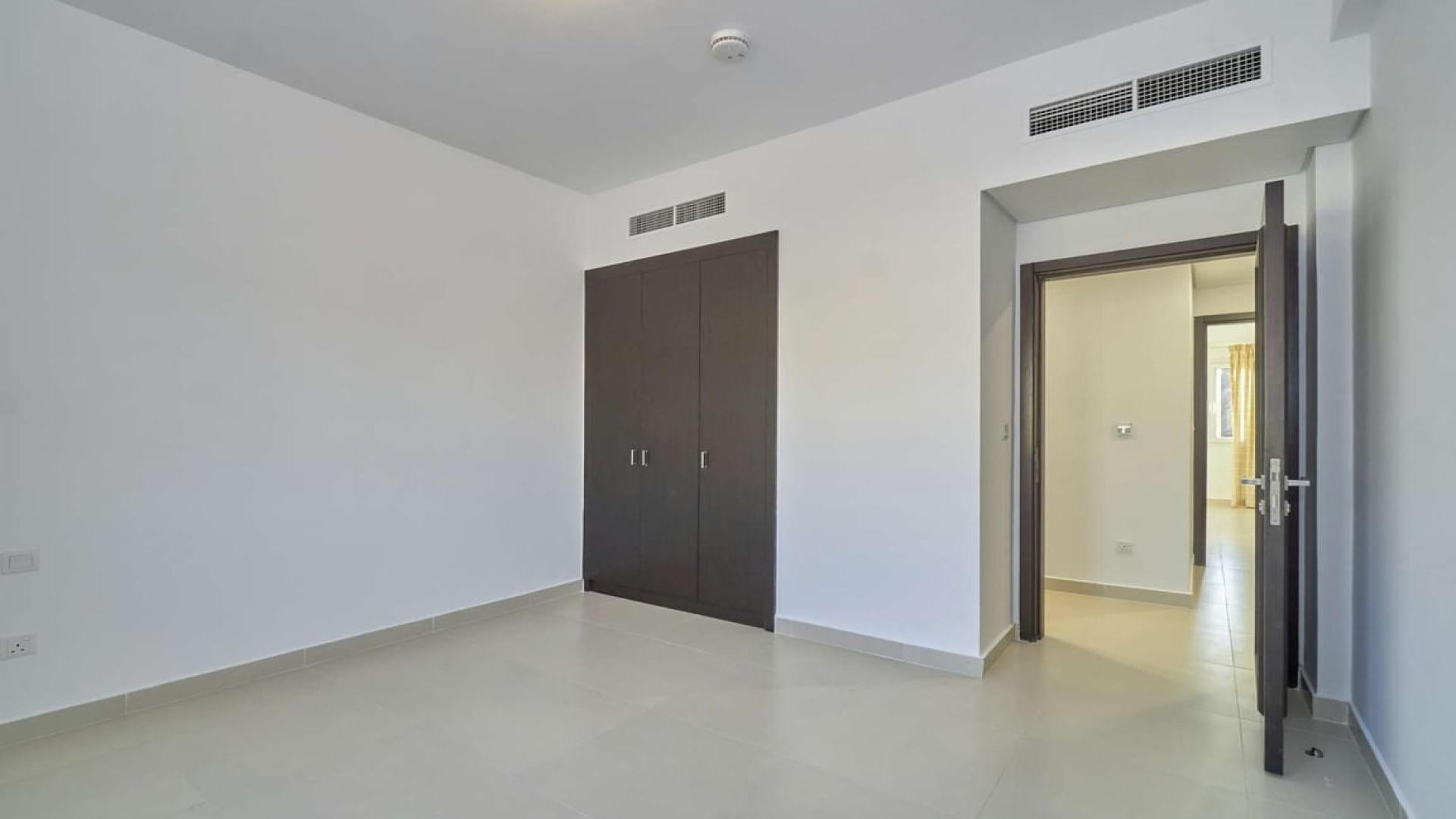 Elegant open-plan living area in 3-bedroom townhouse, Casa Dora, Serena, with modern kitchen
