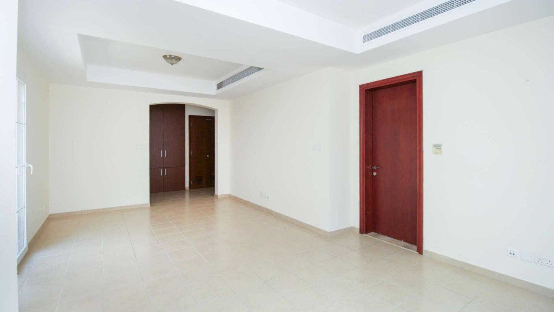 "Vacant 3-bedroom townhouse for sale in Arabian Ranches, Alma sub-community, single row villa.",Empty living room in three-bedroom townhouse, Alma, Arabian Ranches community