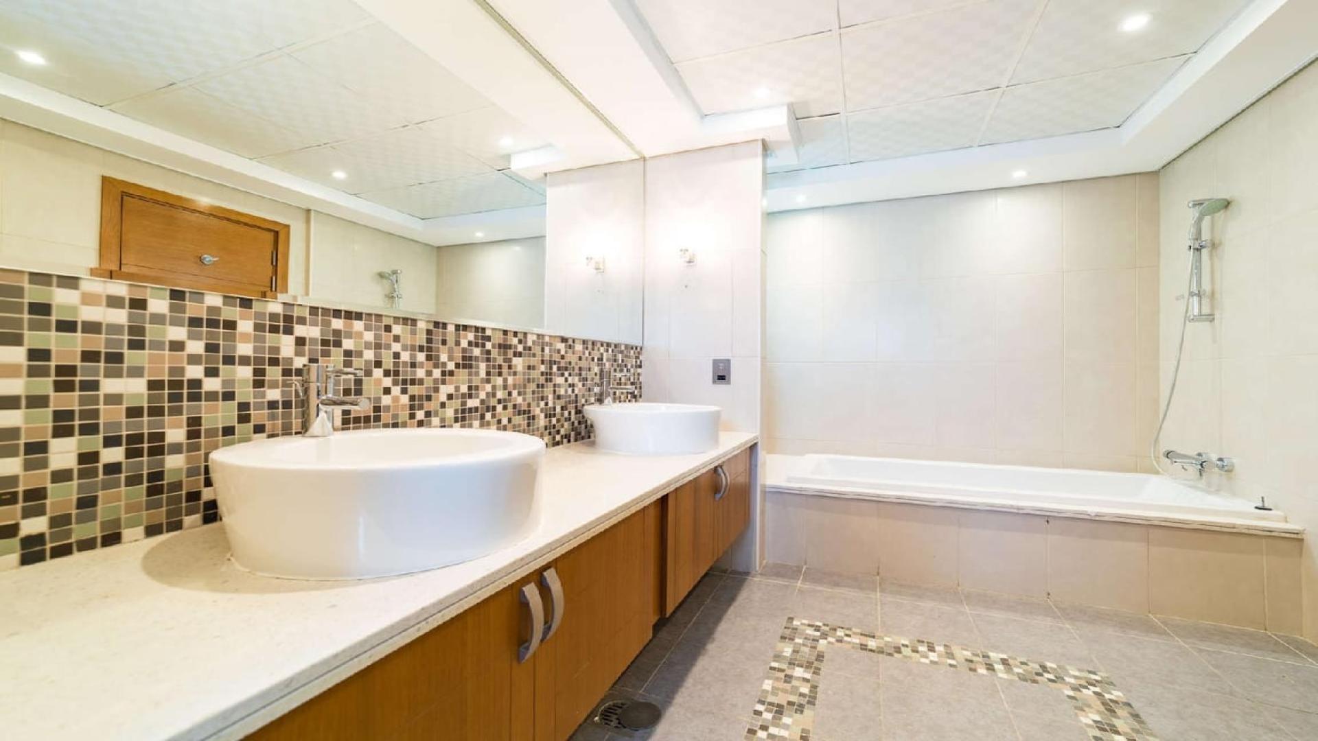 Family villa with private pool in Jumeirah Park's Legacy community, available for rent