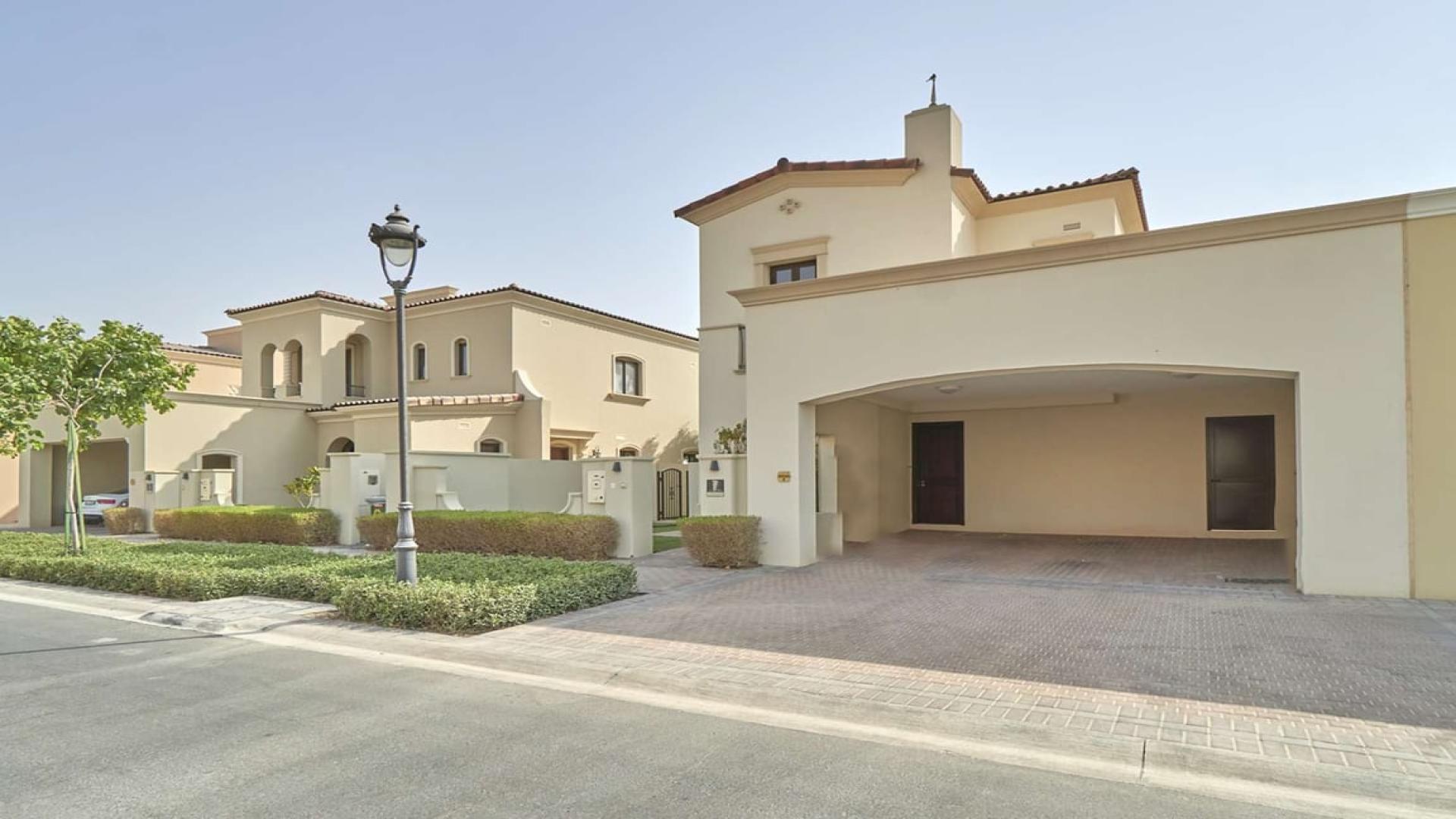 Villa exterior with private garden in Gateway Towers, Palm Jumeirah, available for rent