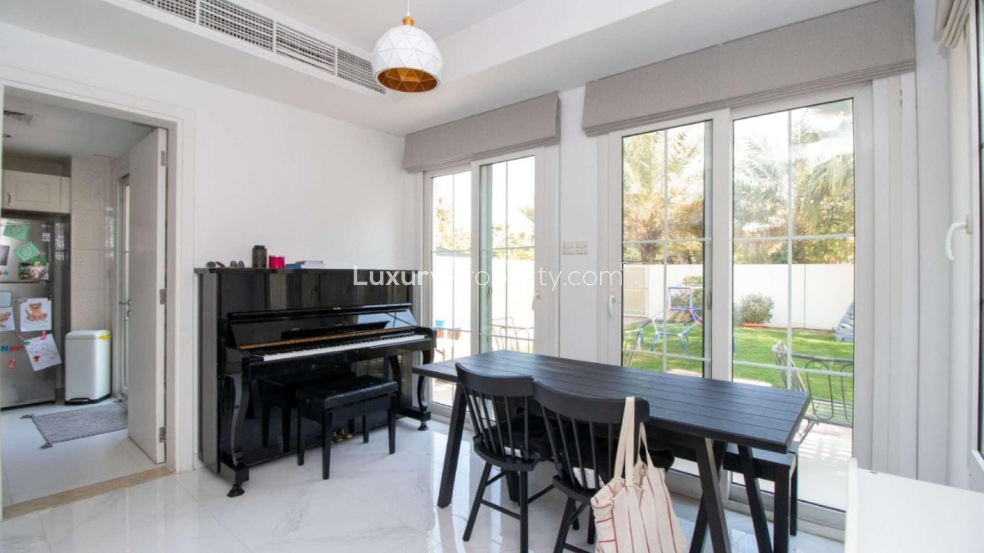 Living room with modern decor in 3-bedroom villa, Springs 3, Emirates Living for rent