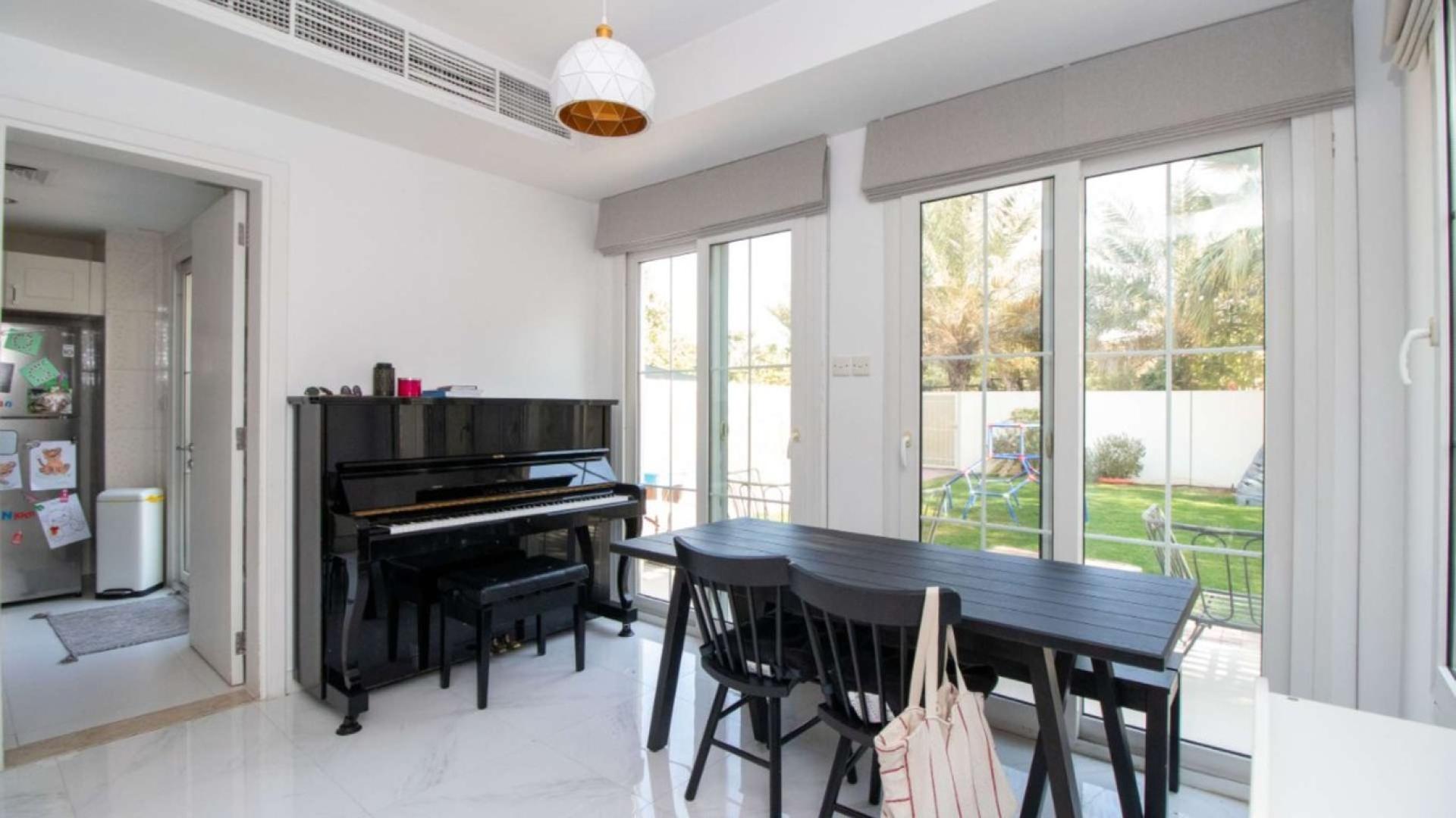Living room with modern decor in 3-bedroom villa, Springs 3, Emirates Living for rent