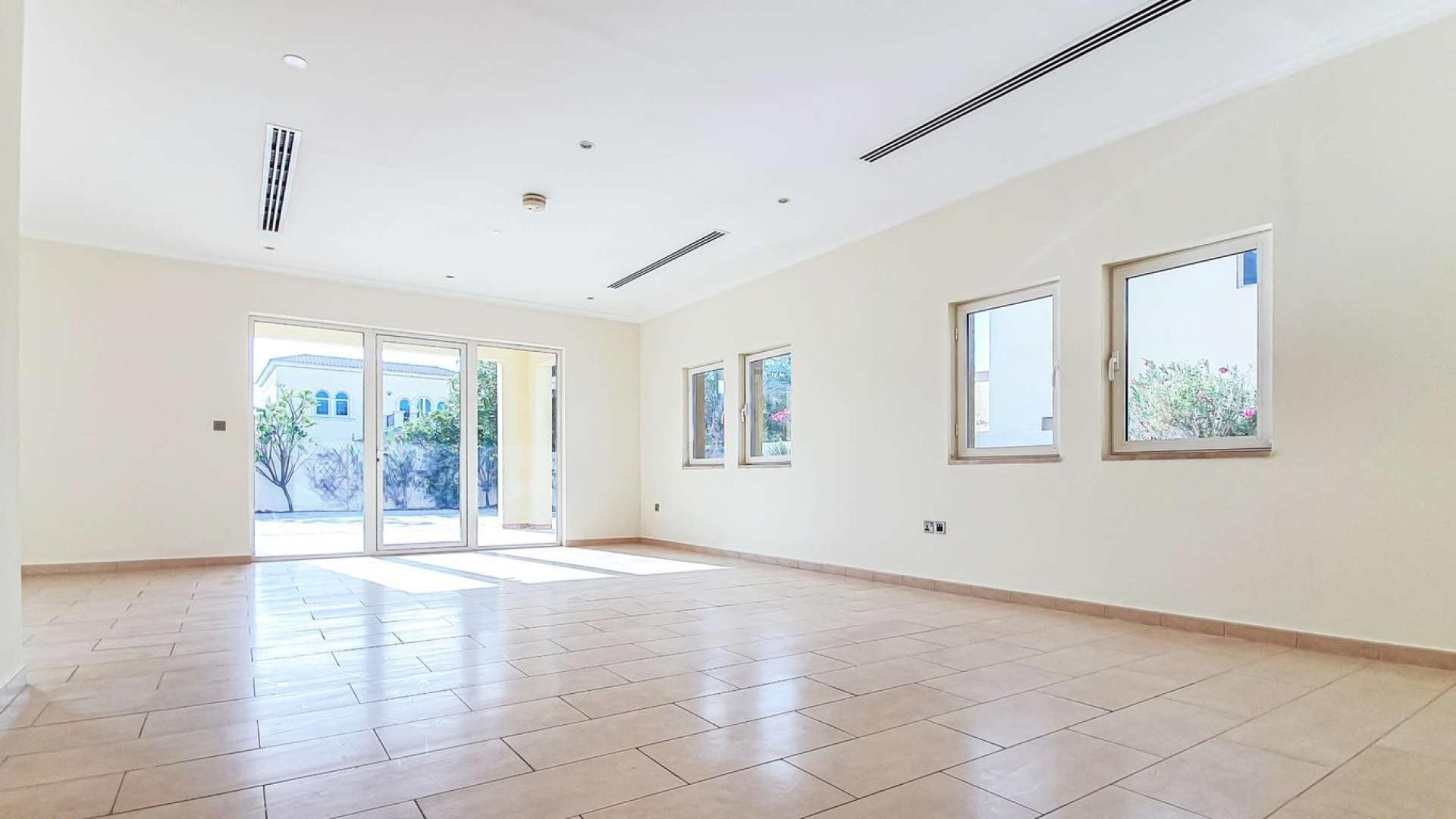 Spacious 3-bedroom villa exterior in Jumeirah Park, Dubai, with landscaped driveway