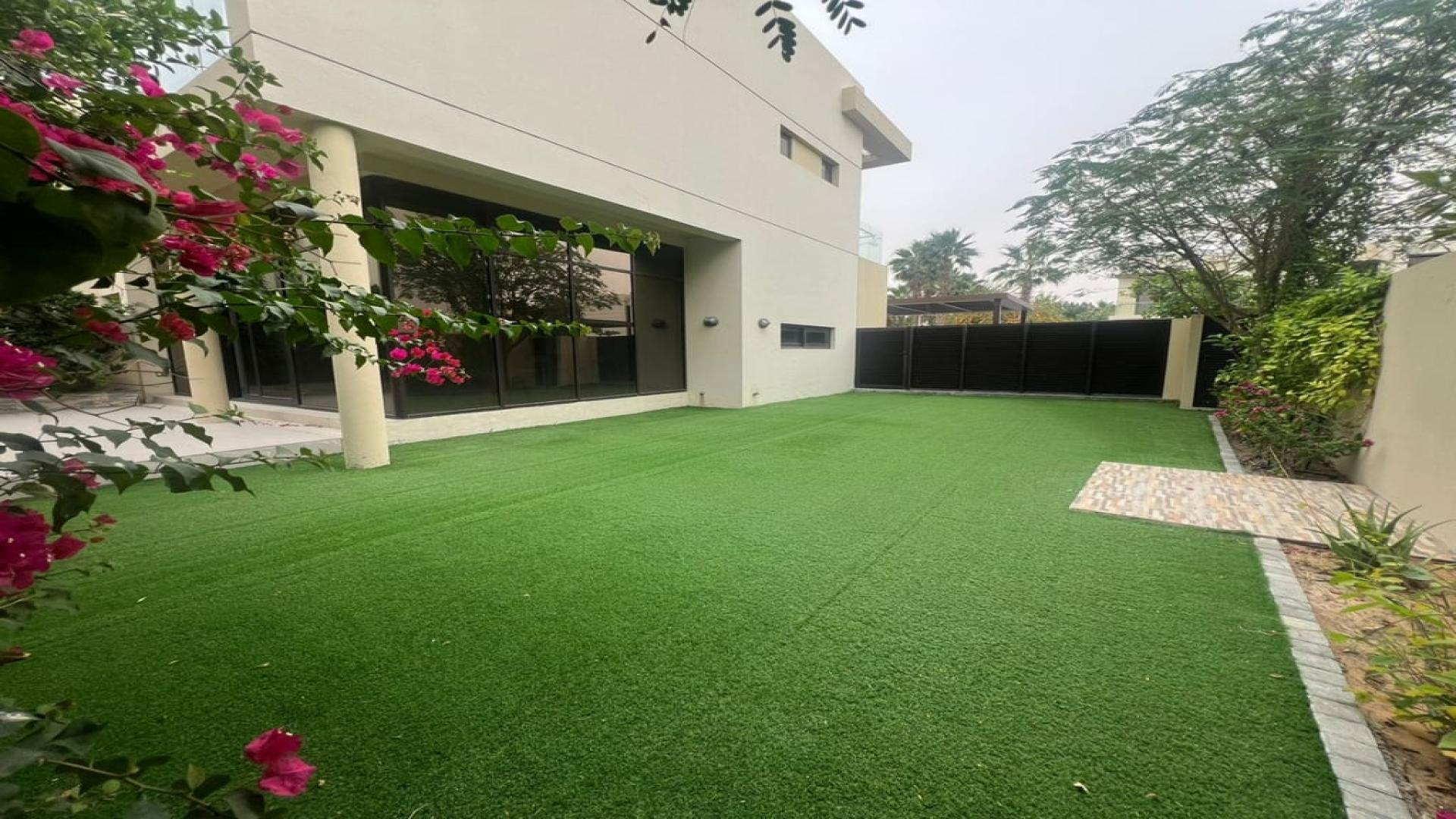 Villa for rent in Richmond, Damac Hills. Modern exterior with lush greenery, 3 bedrooms