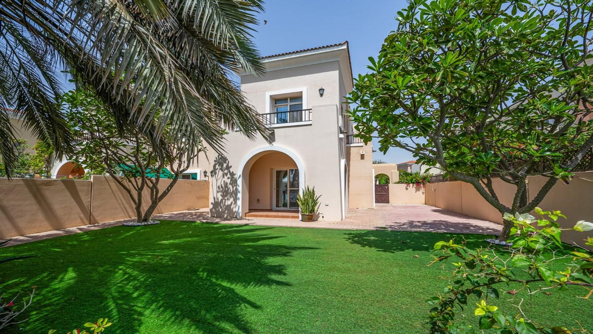 Villa with lush garden and lake view in Al Reem, Arabian Ranches