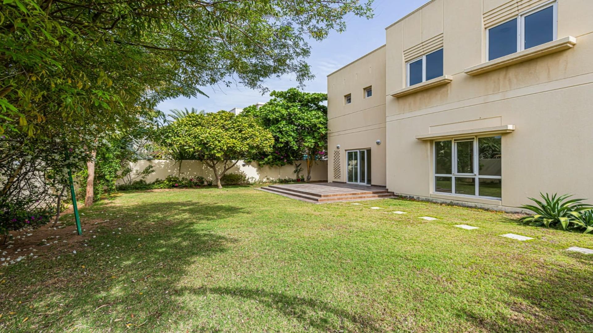 Luxurious 3-bedroom villa with lush garden in Meadows 9, available for rent