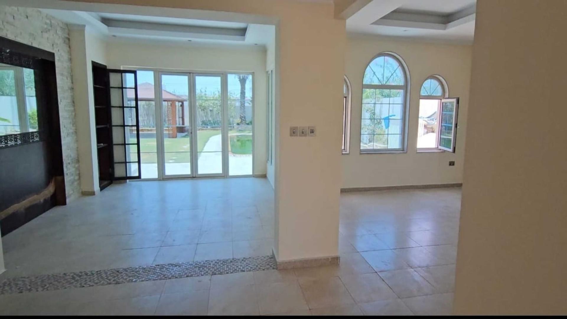 Entrance and stairs in 3-bedroom Legacy Villa, Jumeirah Park, Dubai. Spacious interior design