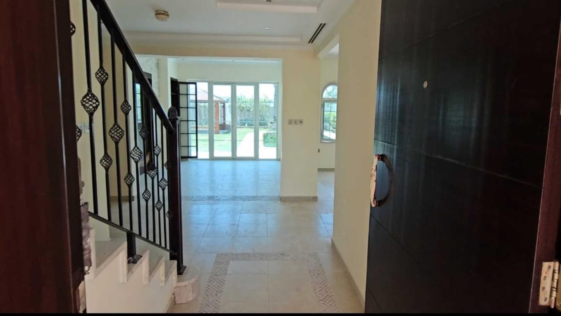 Exterior view of Legacy Villa with pool in Jumeirah Park, Dubai, for rent