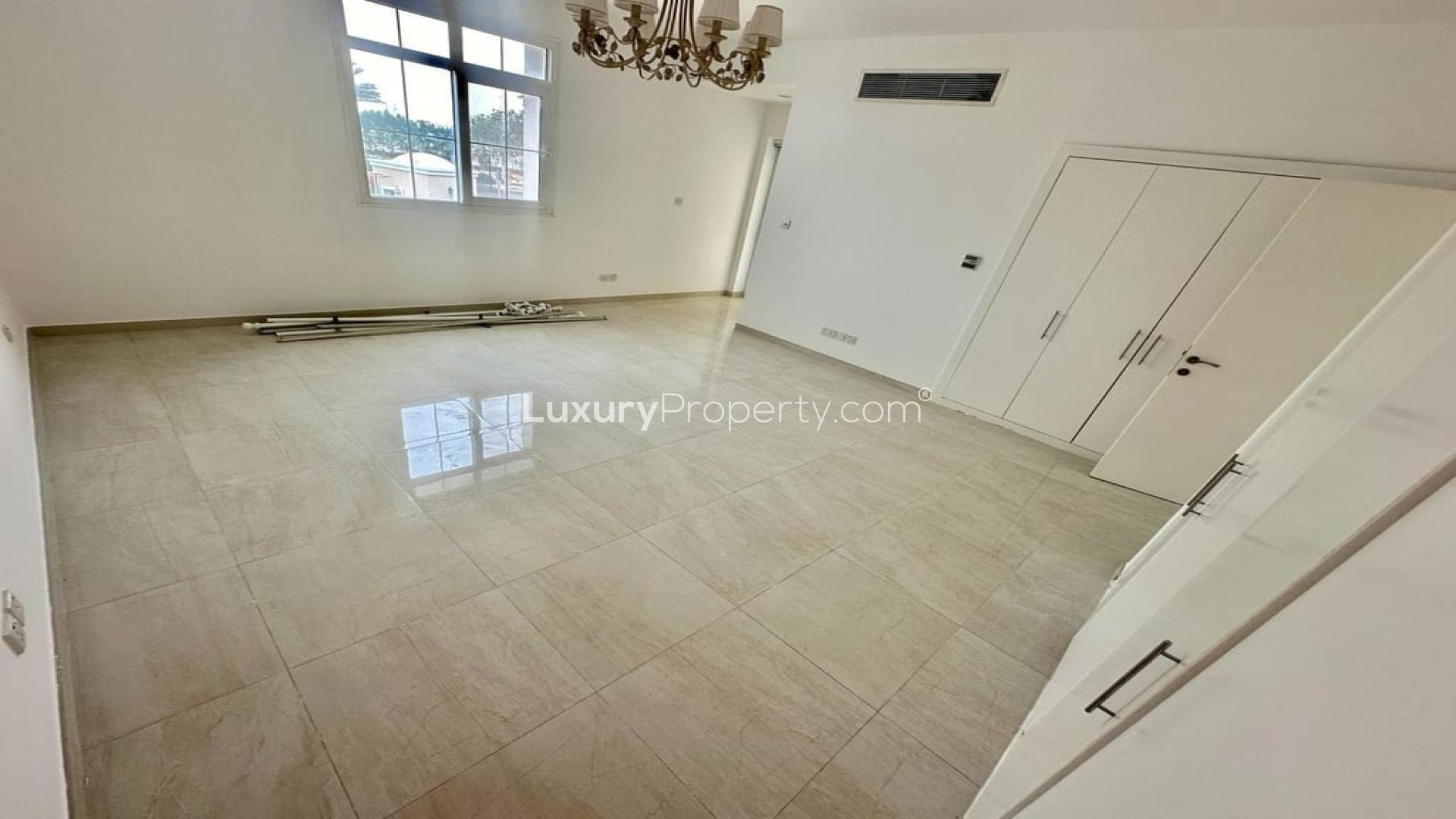 Spacious living area in 3-bedroom villa, Al Reem, Arabian Ranches, tiled floor, chandelier