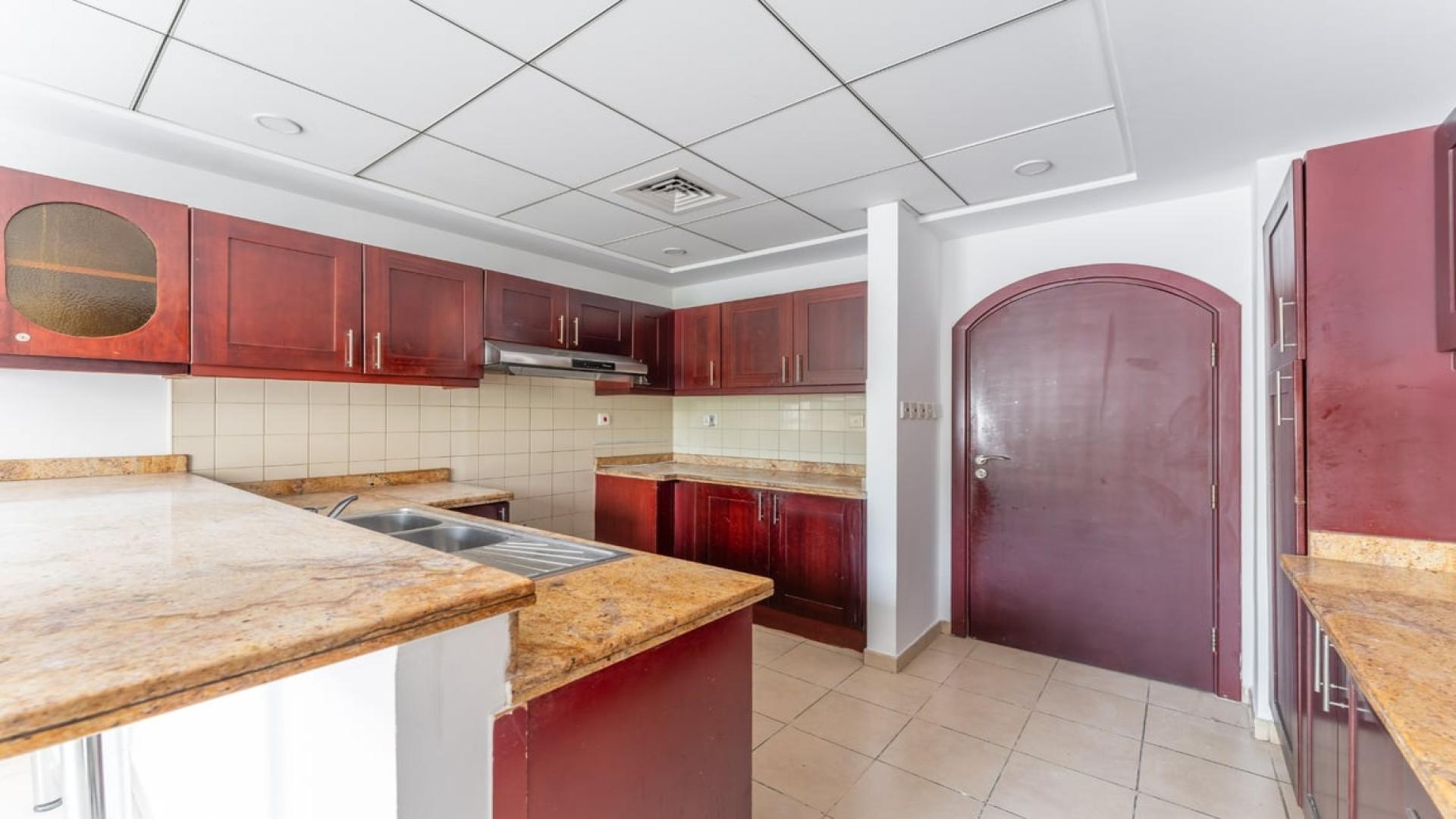 Kitchen with wooden cabinets in 3-bedroom villa, Al Reem 1, Arabian Ranches for rent