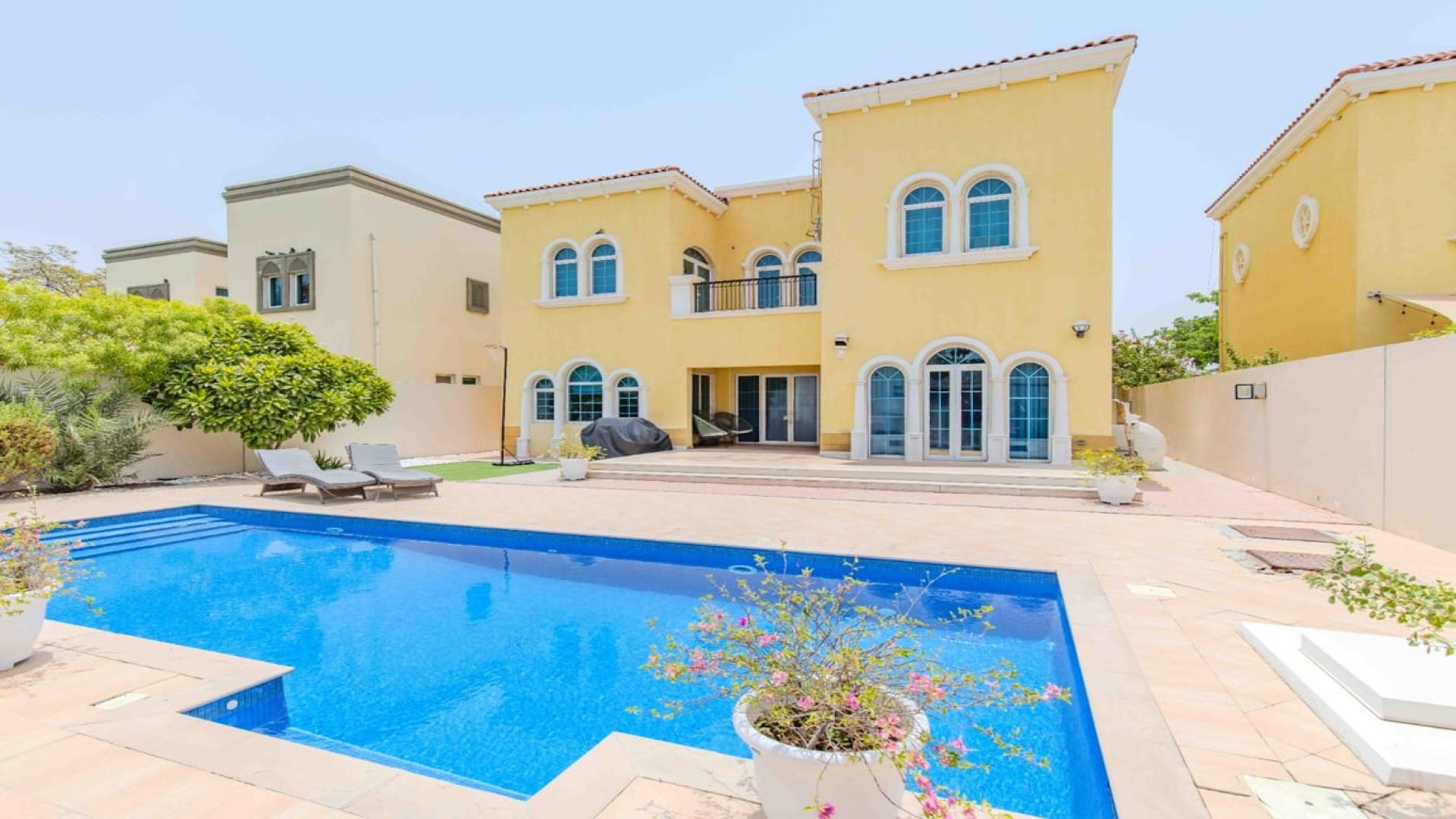 Elegant villa with private pool in Jumeirah Park, Legacy community, available for rent