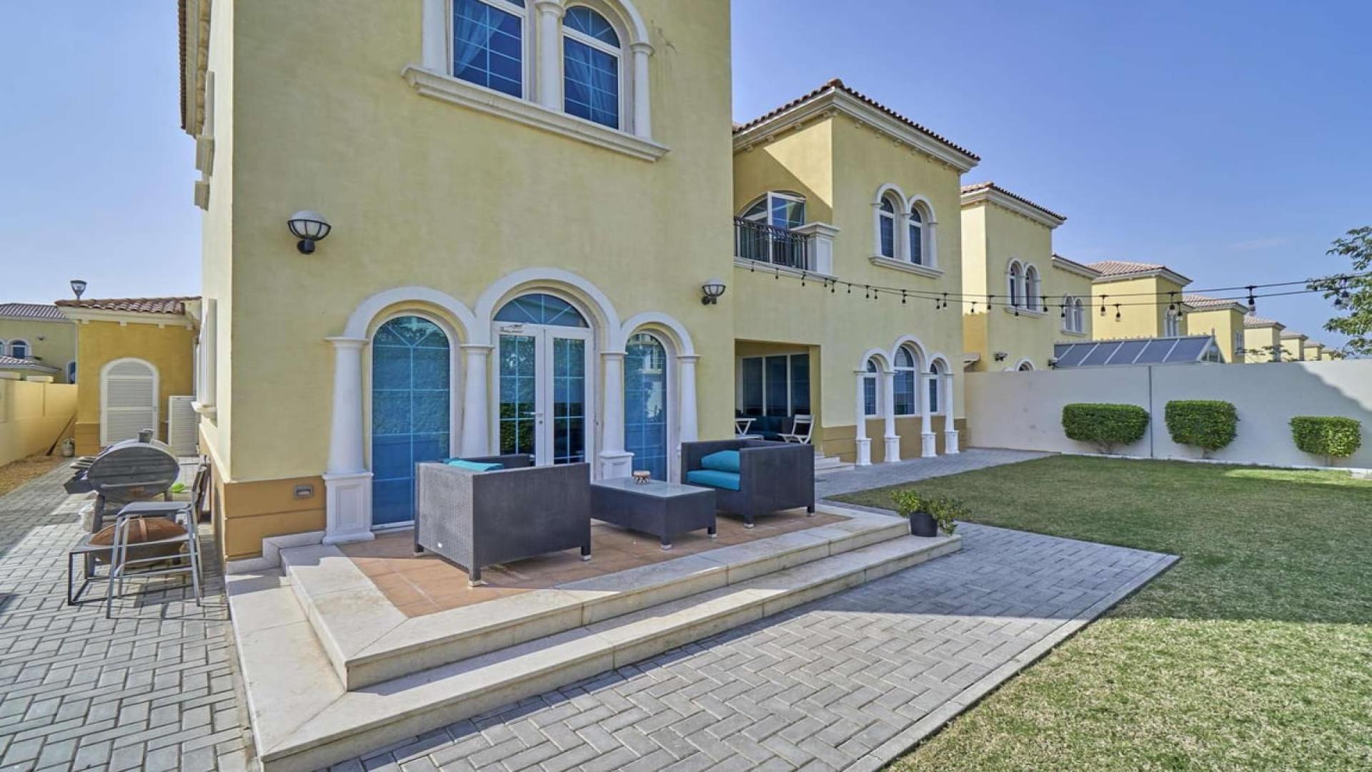 Single row villa with landscaped garden in Jumeirah Park, Legacy, for sale