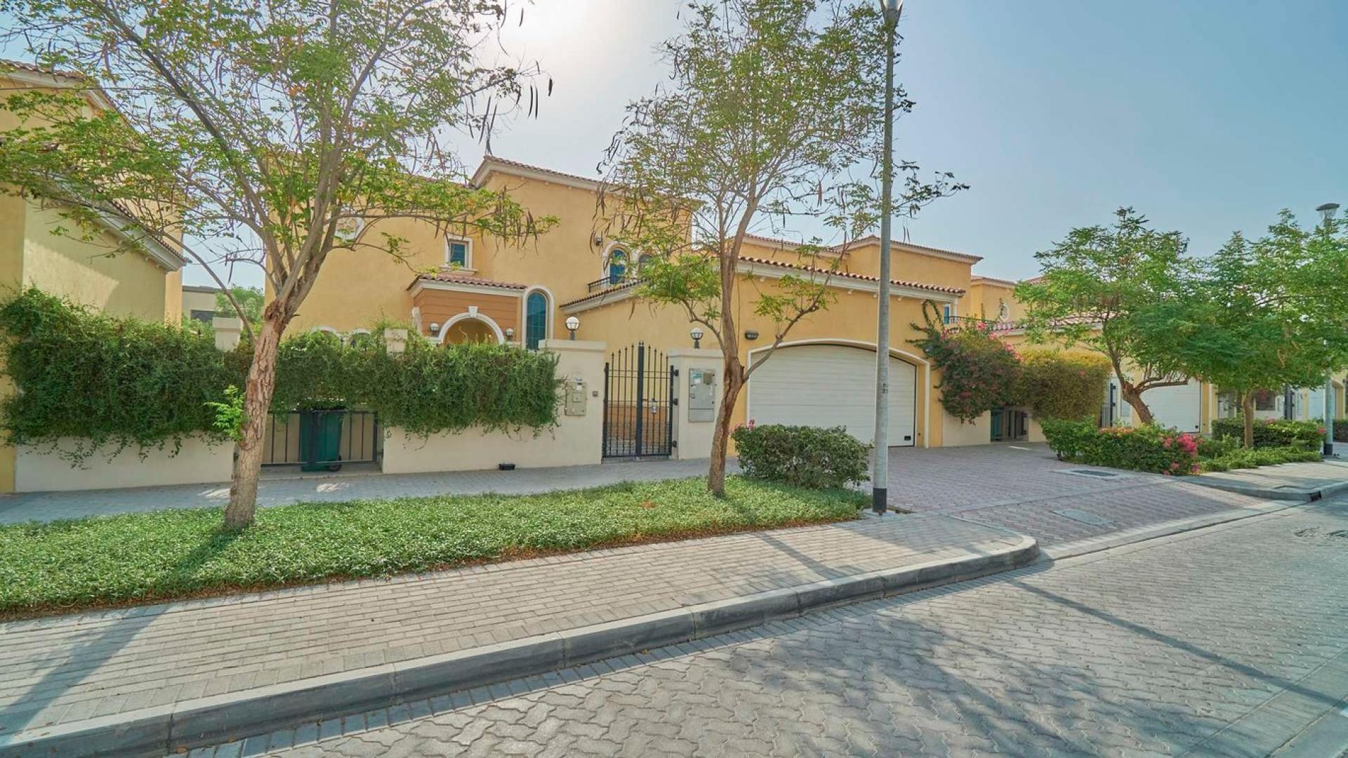 Splendid 3-bed Legacy Villa exterior with garden view in Jumeirah Park community
