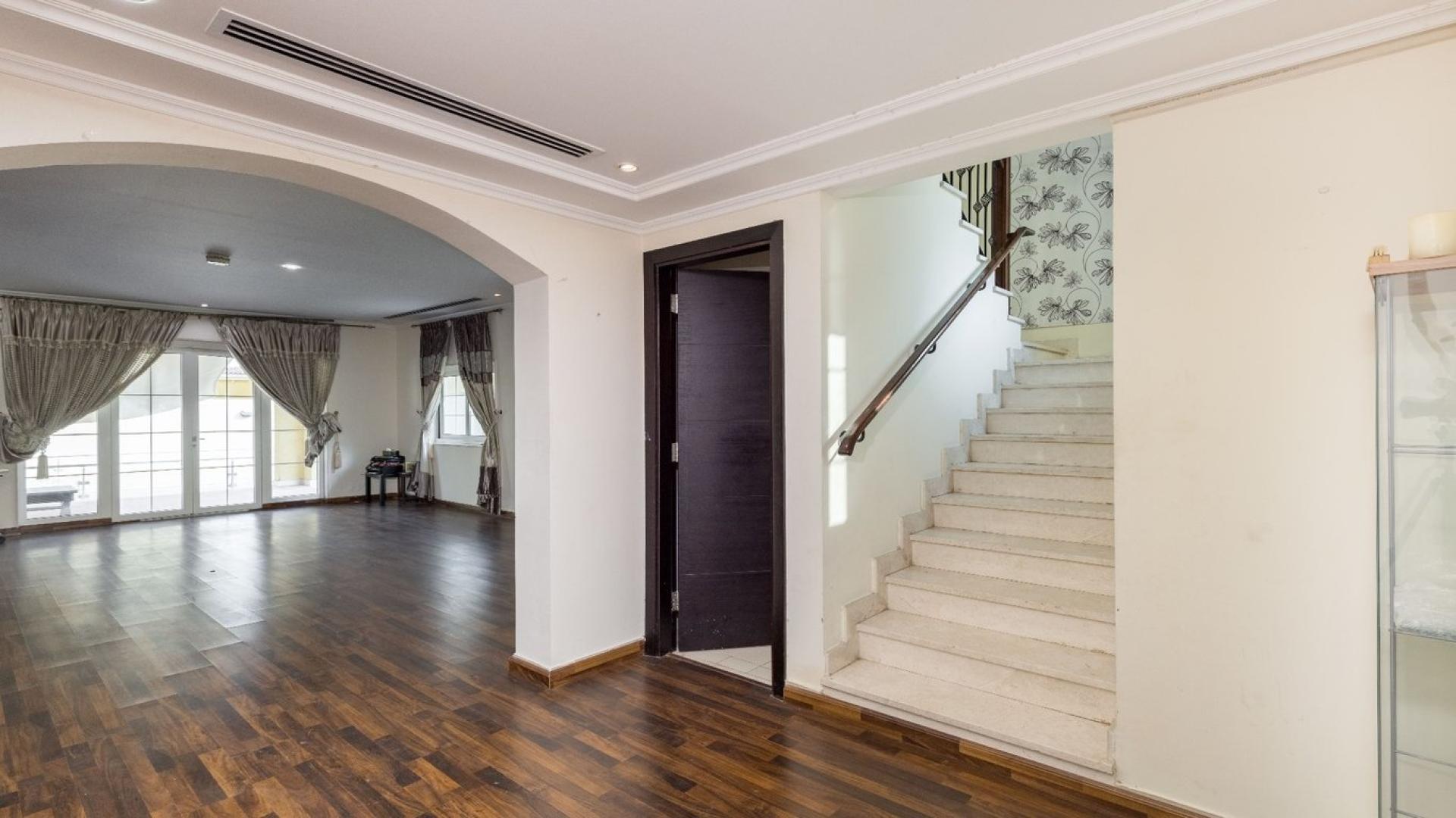 Exterior view of spacious three-bedroom Legacy Villa for sale in Jumeirah Park