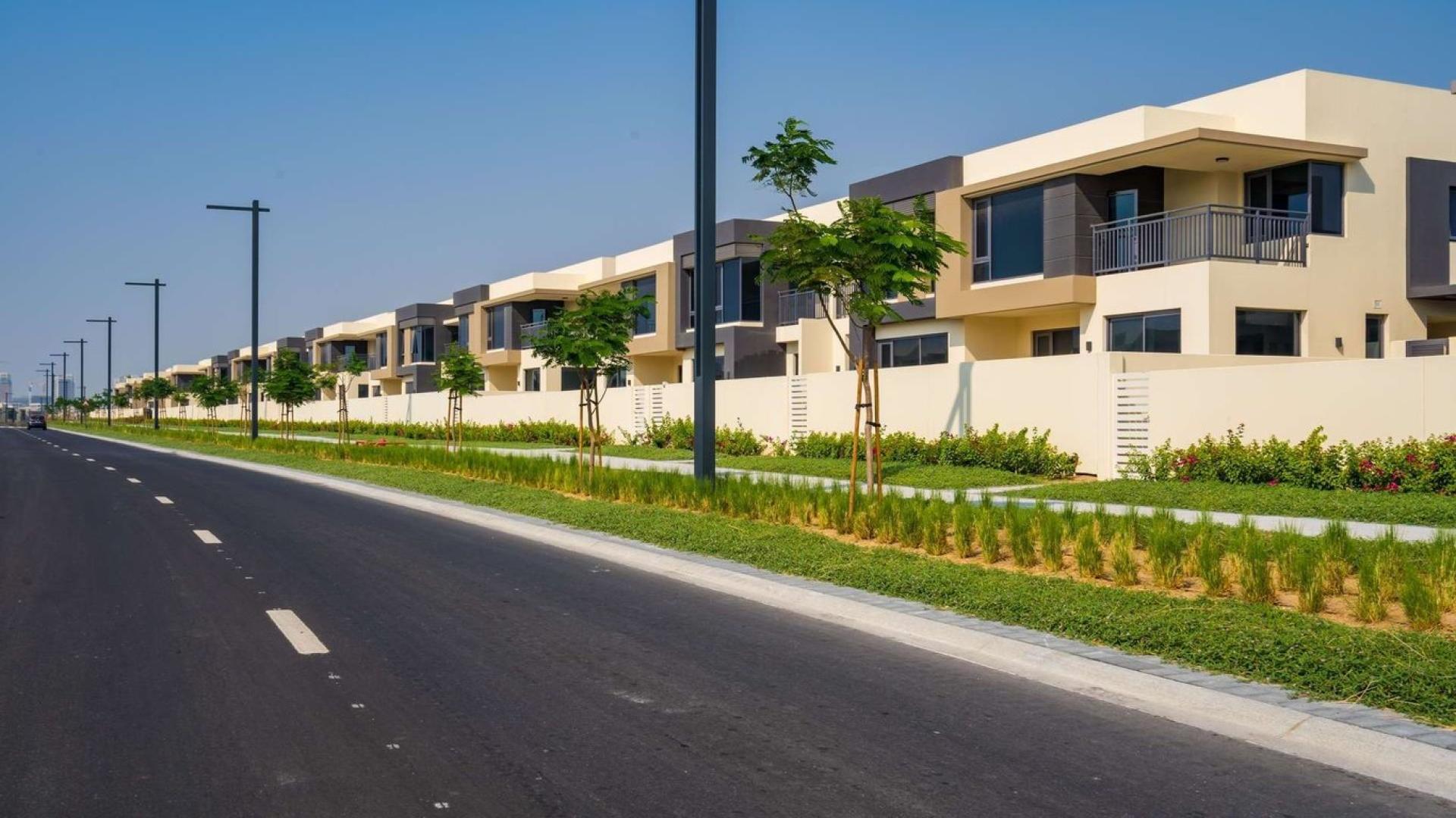 Row of modern townhouses in Maple, Dubai Hills Estate, family-friendly community
