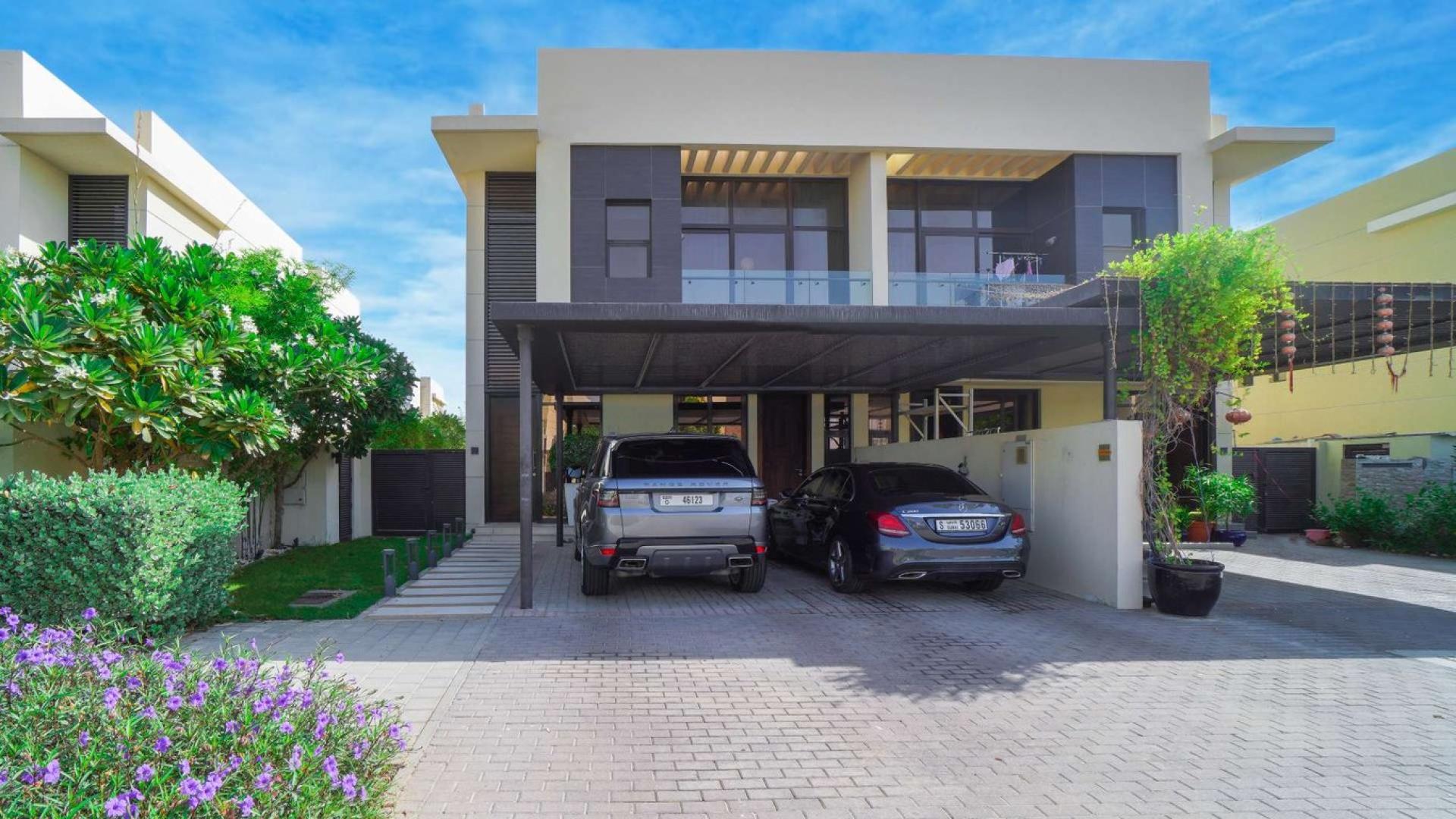 "Elegant 3-bedroom THK villa exterior in The Flora, Damac Hills for sale.",Elegant 3-bedroom villa exterior with carport in The Flora, Damac Hills for sale