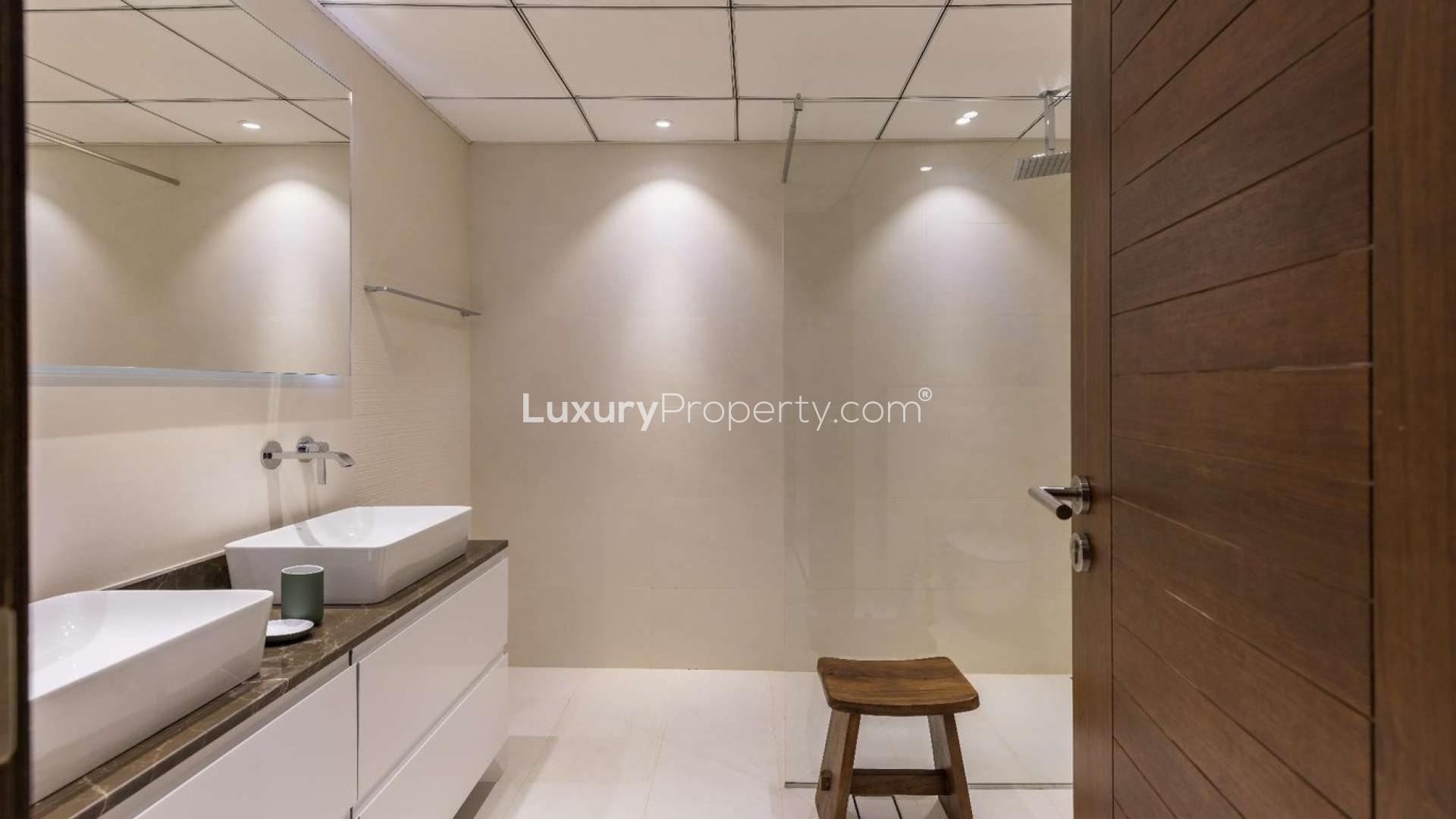 Elegant bathroom in vacant 3-bedroom villa, Al Sahab 1, Dubai Marina, for sale