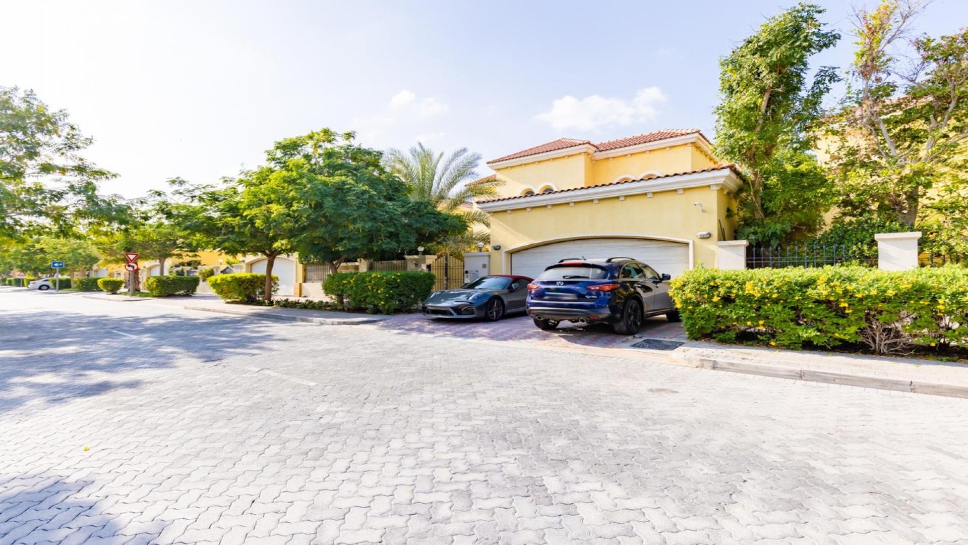 Luxurious living room in upgraded Jumeirah Park villa, featuring elegant decor and modern furnishings
