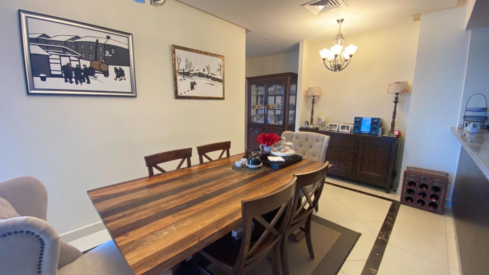 Stylish living room in 3-bedroom apartment, 23 Marina, with city views, Dubai Marina