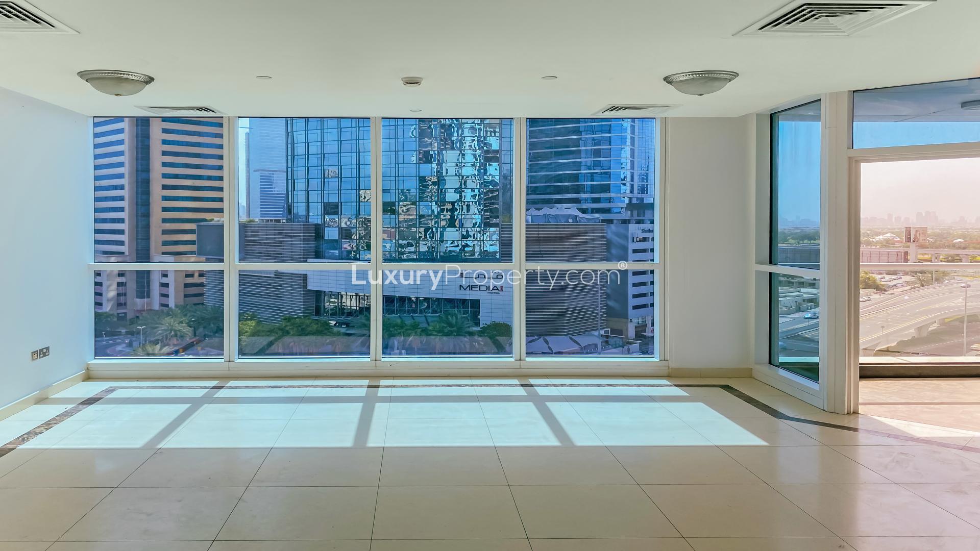 Modern kitchen in 3-bedroom apartment, 23 Marina, Dubai Marina for rent, LP13233