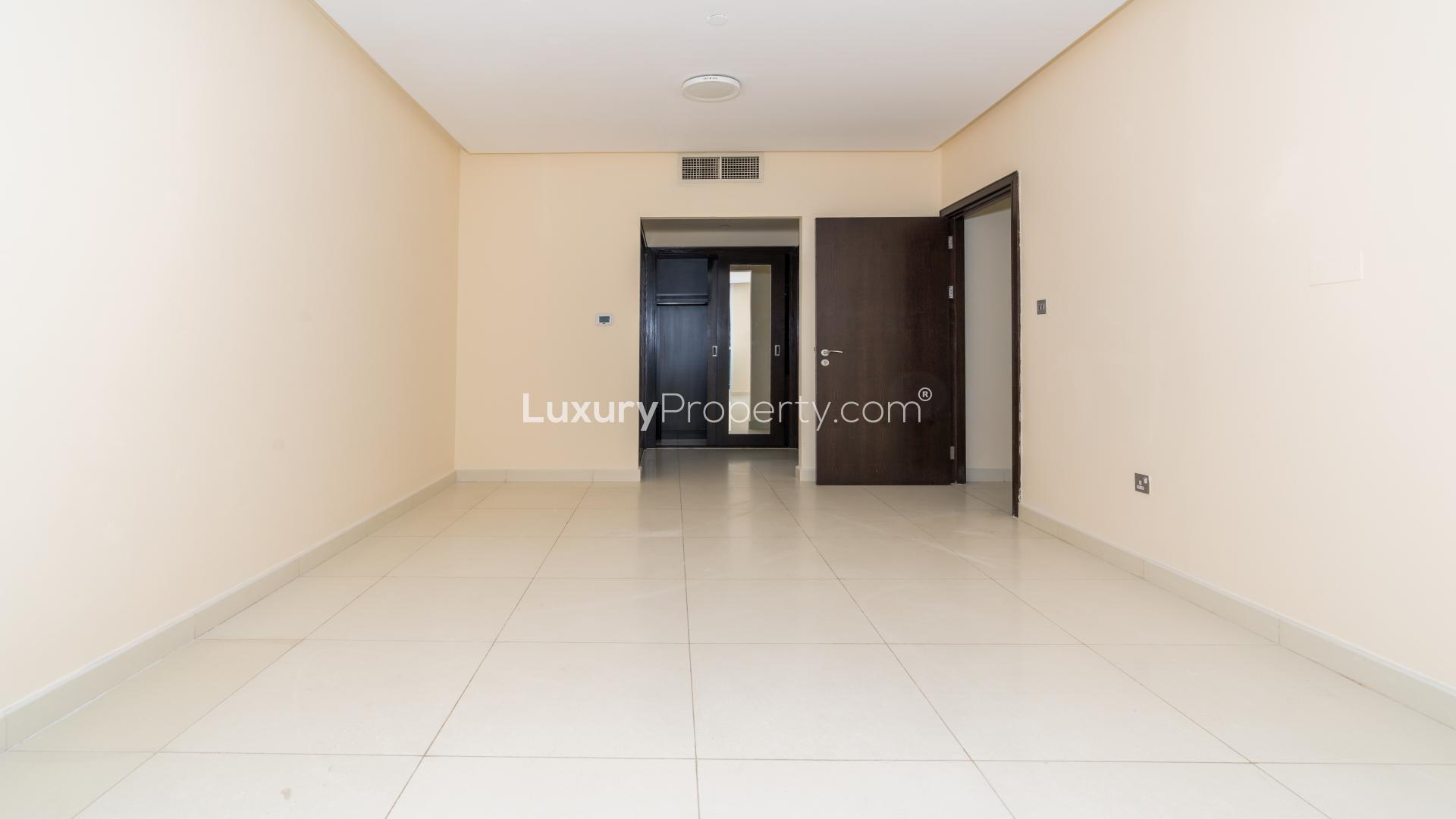Bright living area in elegant 3-bedroom apartment, 23 Marina, Dubai Marina for rent
