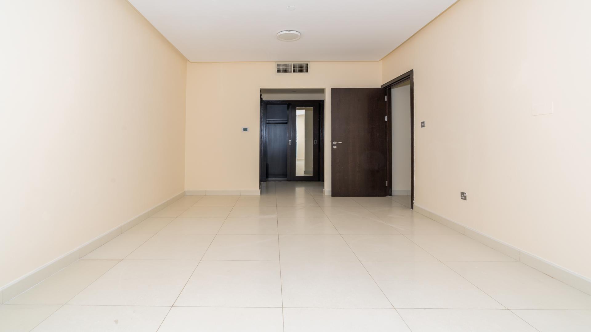 Bright living area in elegant 3-bedroom apartment, 23 Marina, Dubai Marina for rent