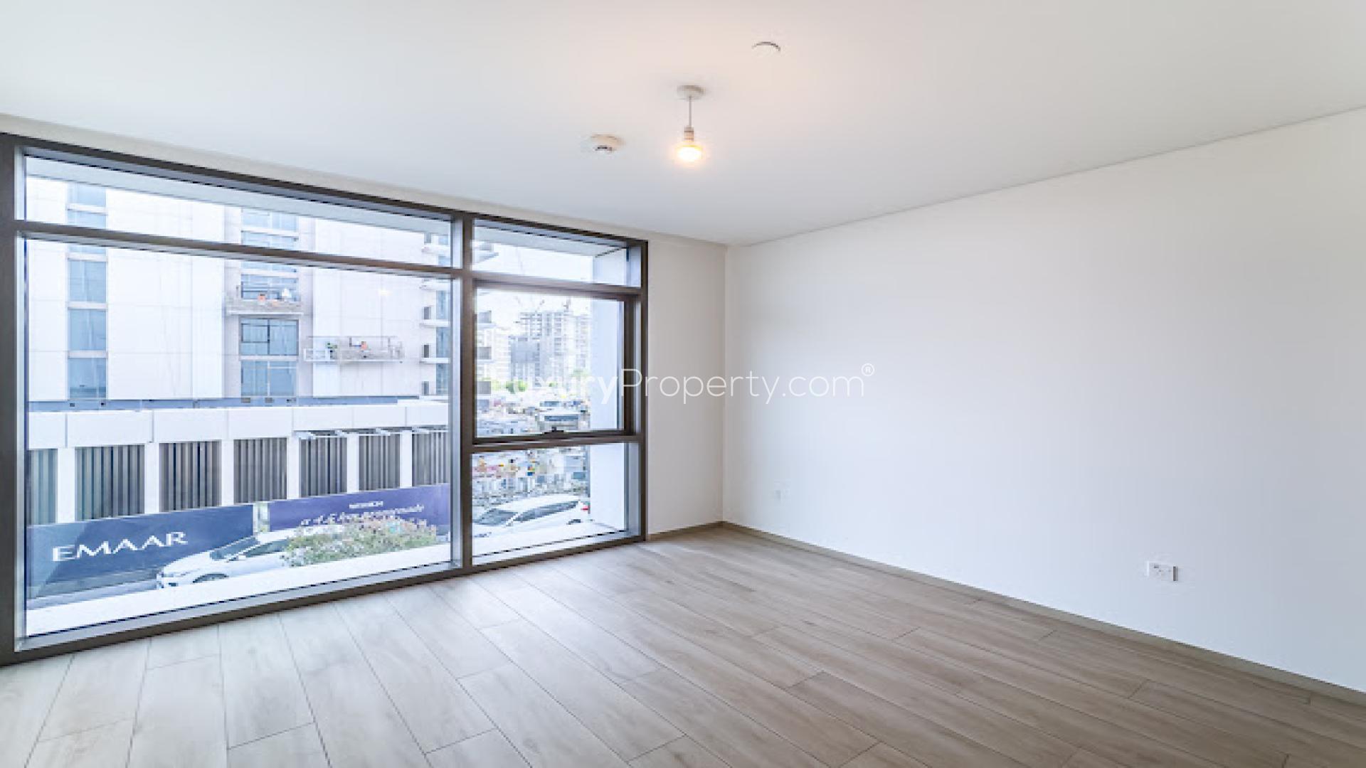 Modern kitchen in 3-bedroom apartment, Dubai Creek Harbour, Palace Residences, for rent