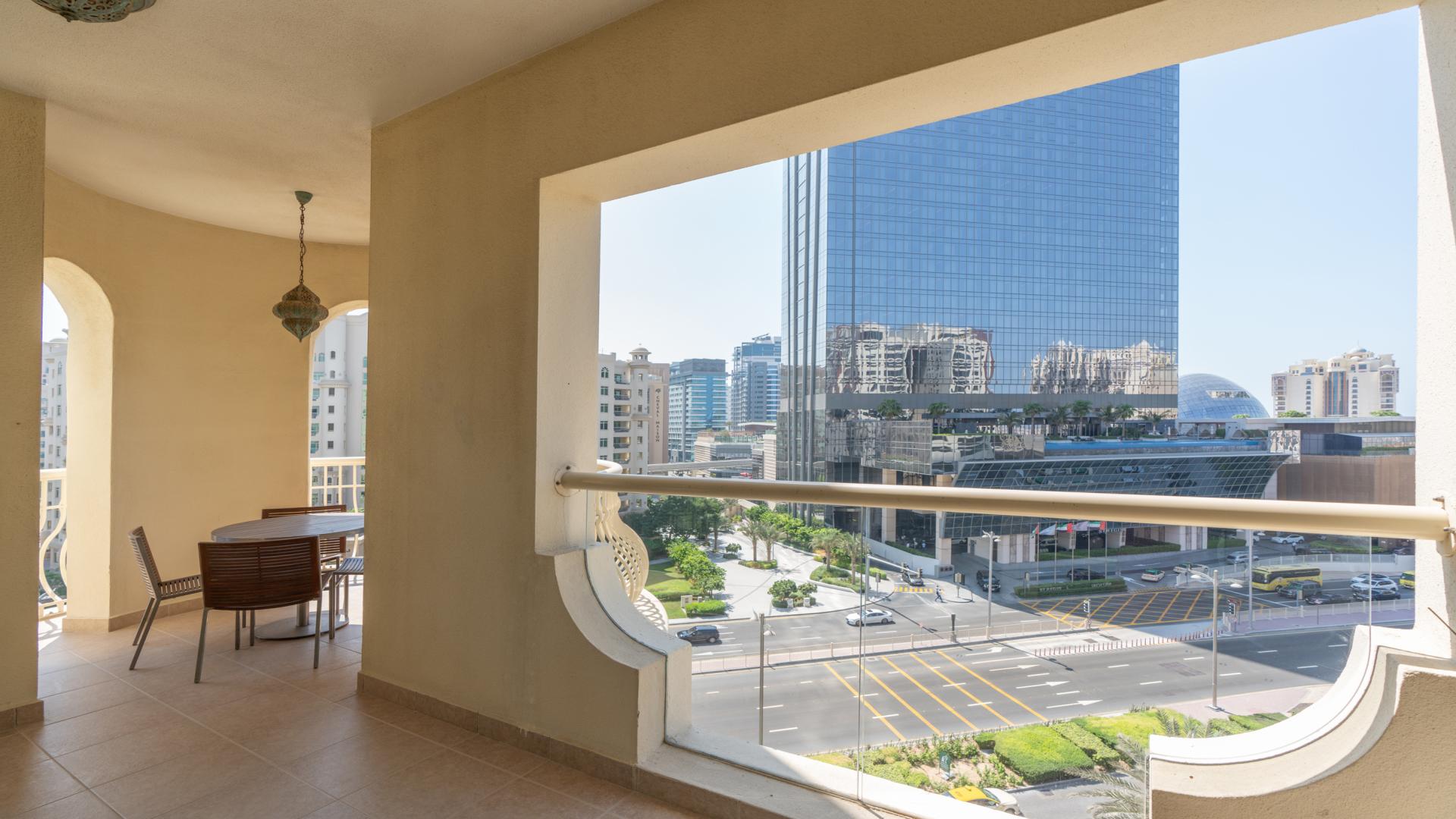 Fully furnished living room in Al Das apartment, Palm Jumeirah, with modern decor and balcony