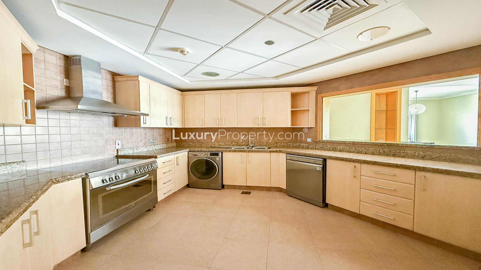 Unfurnished apartment room with sea view in Shoreline Apartments, Palm Jumeirah, for rent