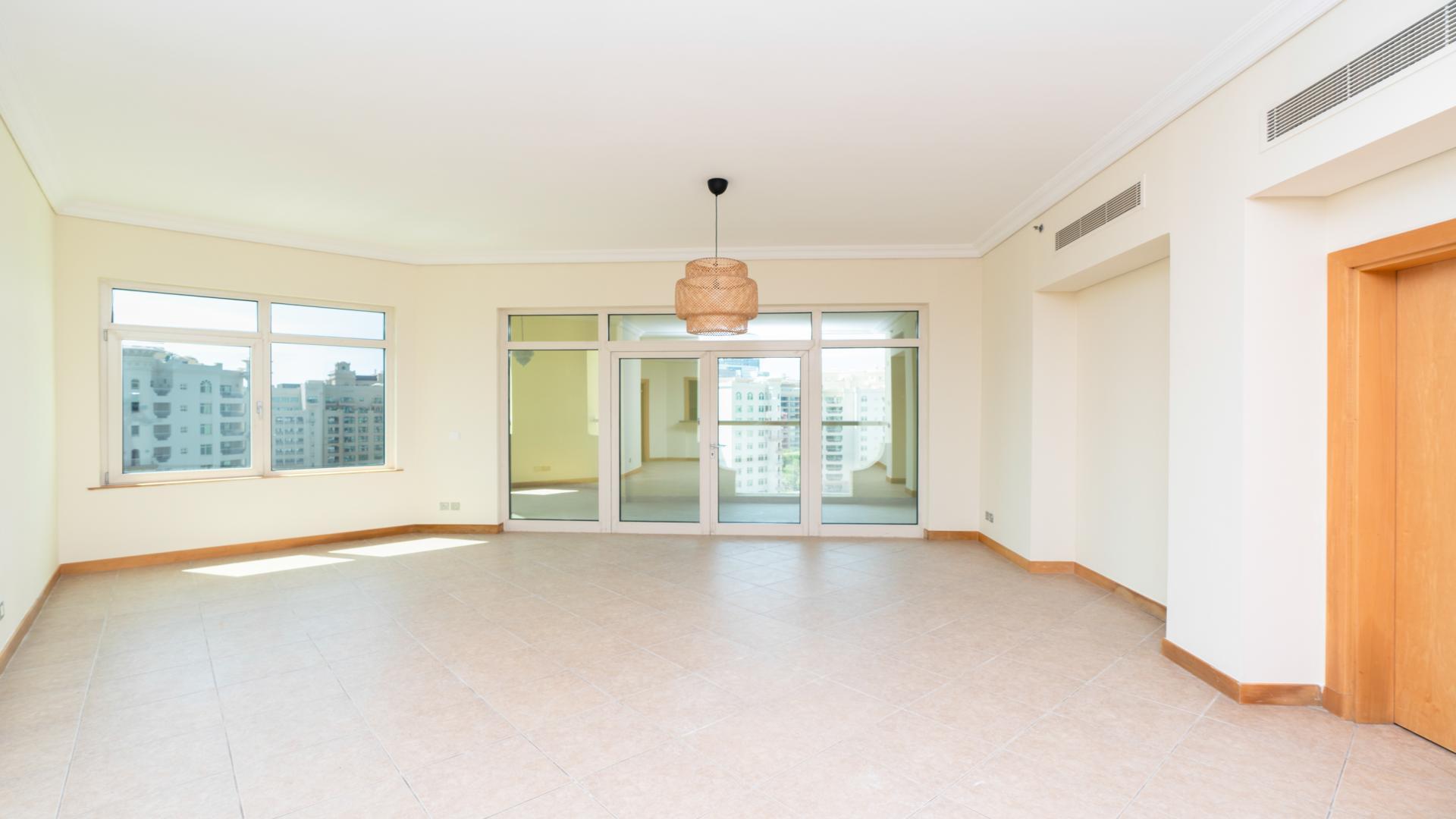 Spacious living room in 3-bedroom apartment, Al Sultana, Palm Jumeirah, Shoreline Apartments