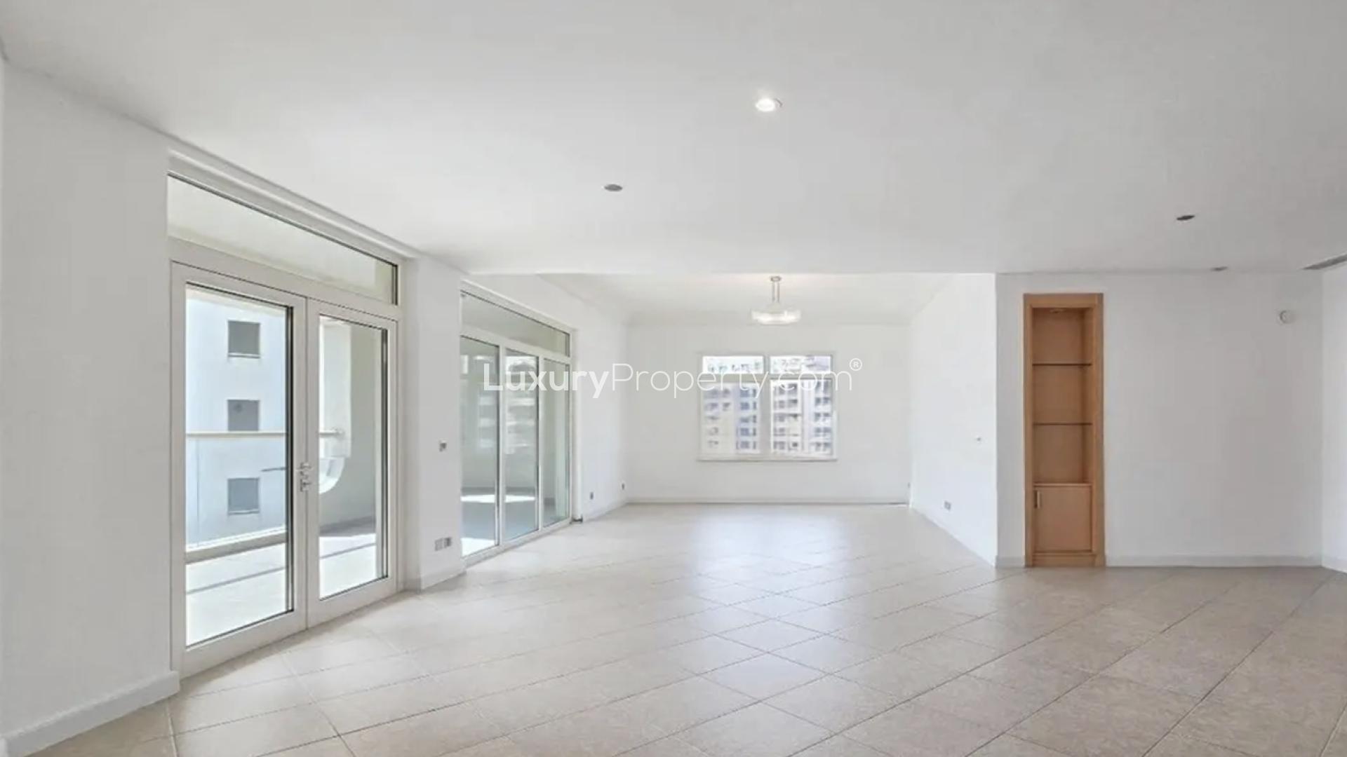 Spacious living area in three-bedroom apartment, Shoreline Apartments, Palm Jumeirah for rent