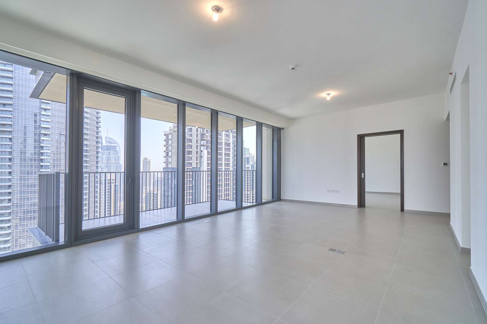 Luxurious open-plan living room in 3-bedroom apartment, Boulevard Heights, Downtown Dubai