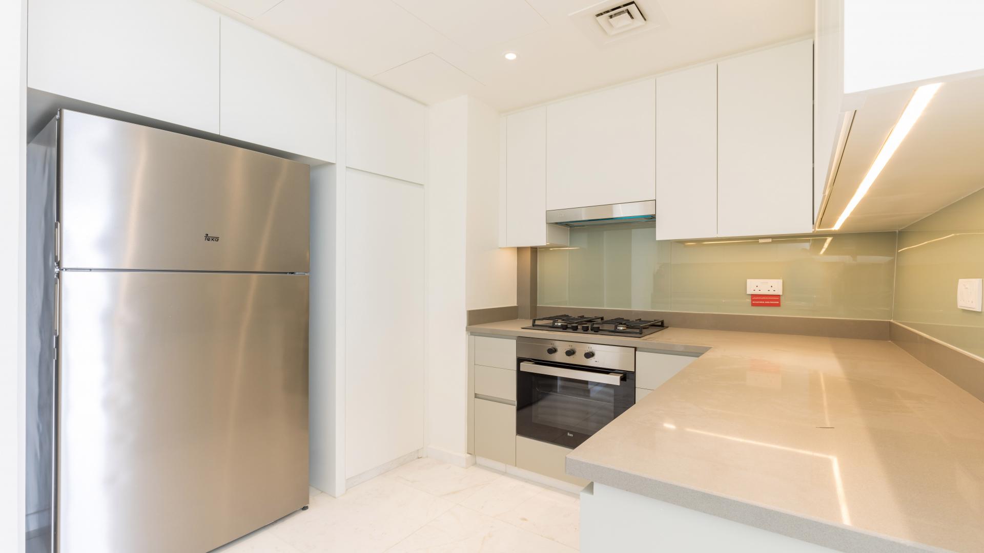 Modern kitchen in 3-bedroom duplex apartment, BLVD Heights, Downtown Dubai, for rent