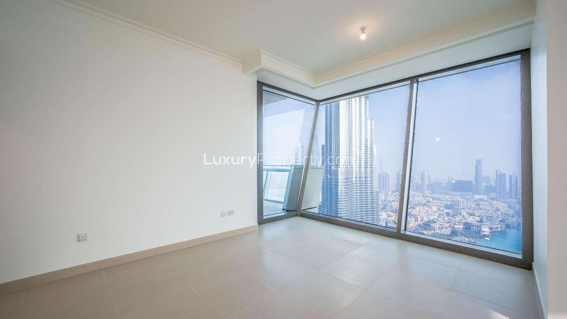 "Downtown Dubai apartment with Burj Khalifa views, Burj Vista community, available for rent.",Spacious apartment with Burj Khalifa views, Downtown Dubai, Burj Vista, LP12983, for rent