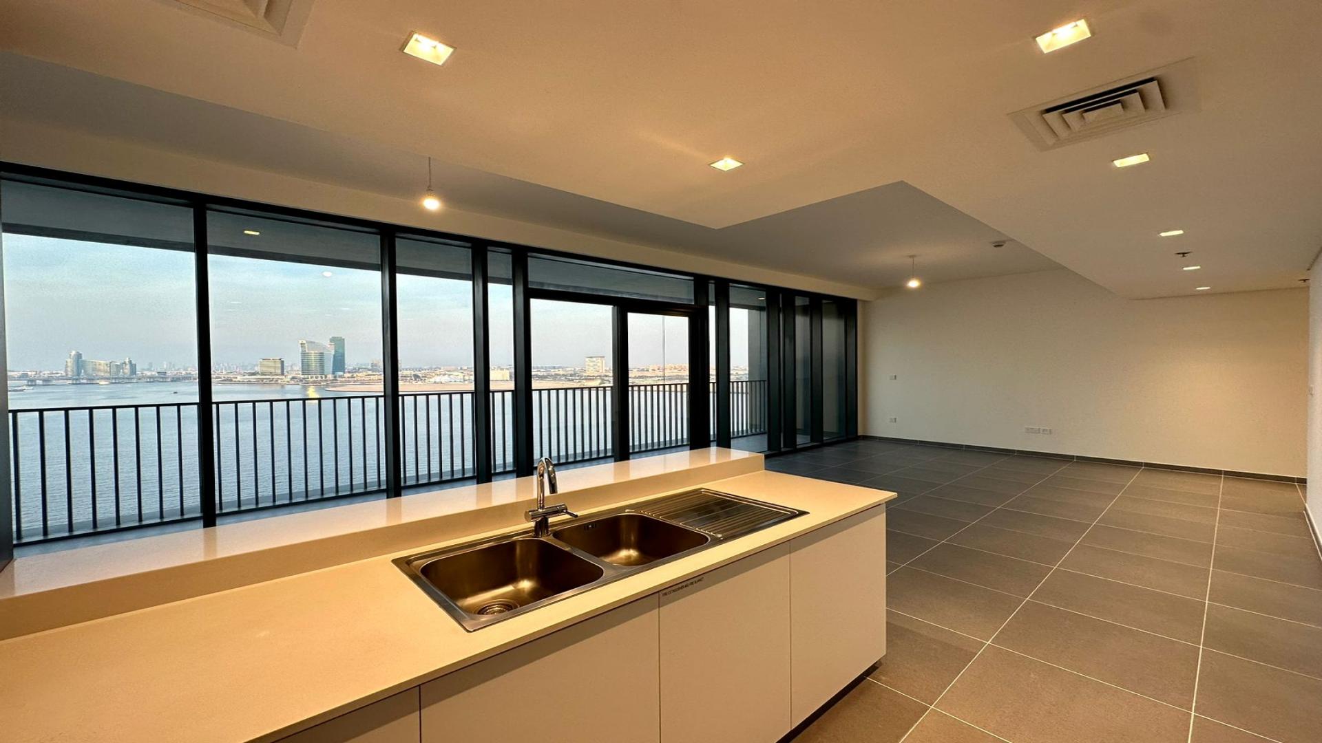 Brand new Creek Edge apartment with stunning Dubai skyline view and modern kitchen