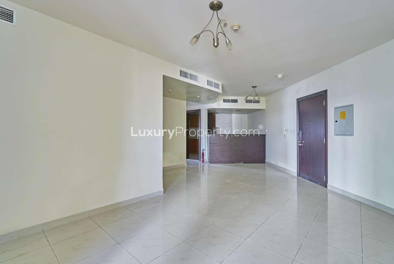 Bright living room in 3-bedroom apartment, Dubai Gate One, Jumeirah Lake Towers, for rent
