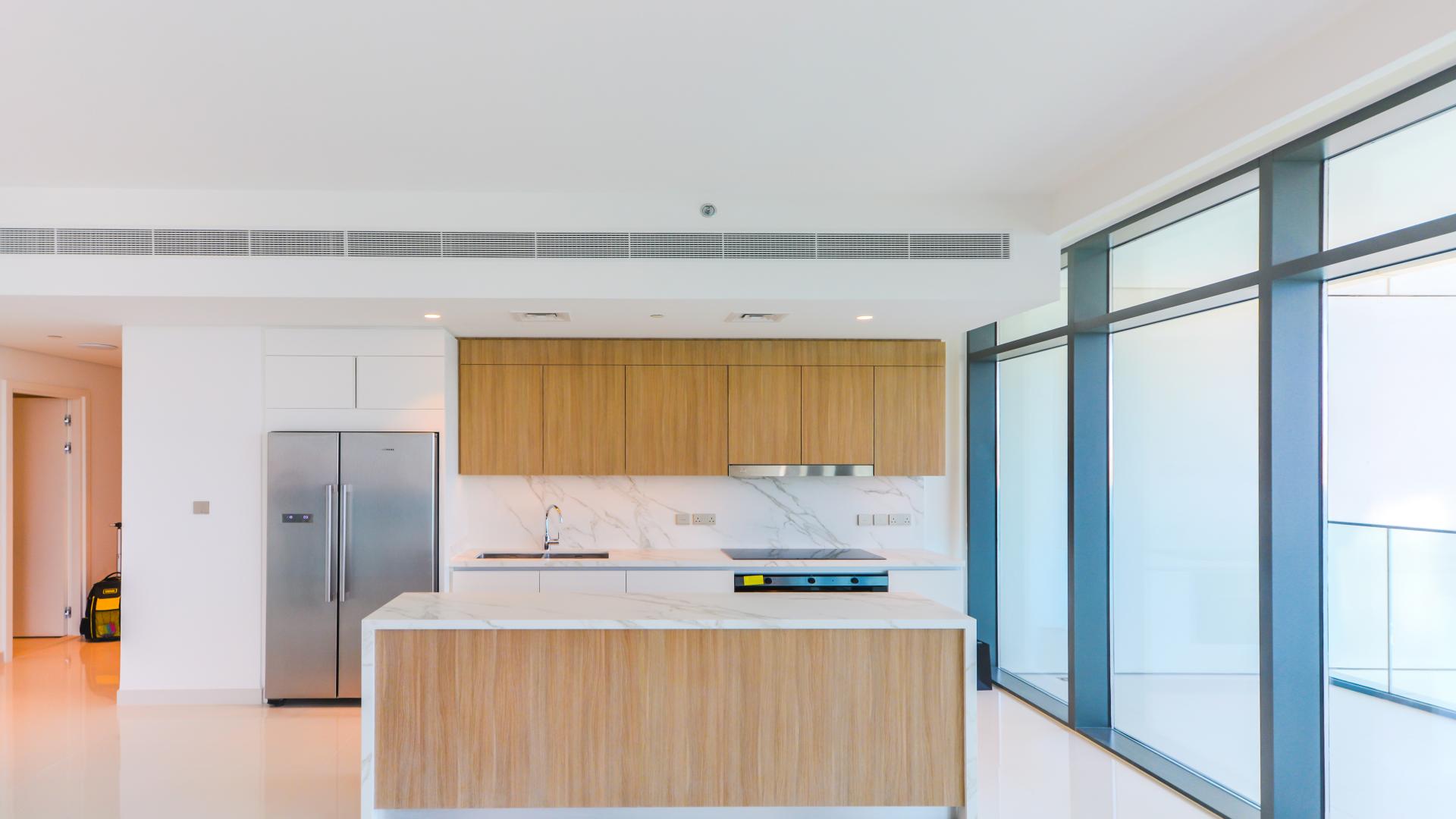 Brand new modern kitchen in 3-bedroom apartment, Emaar Beachfront, Dubai Harbour, with sea view