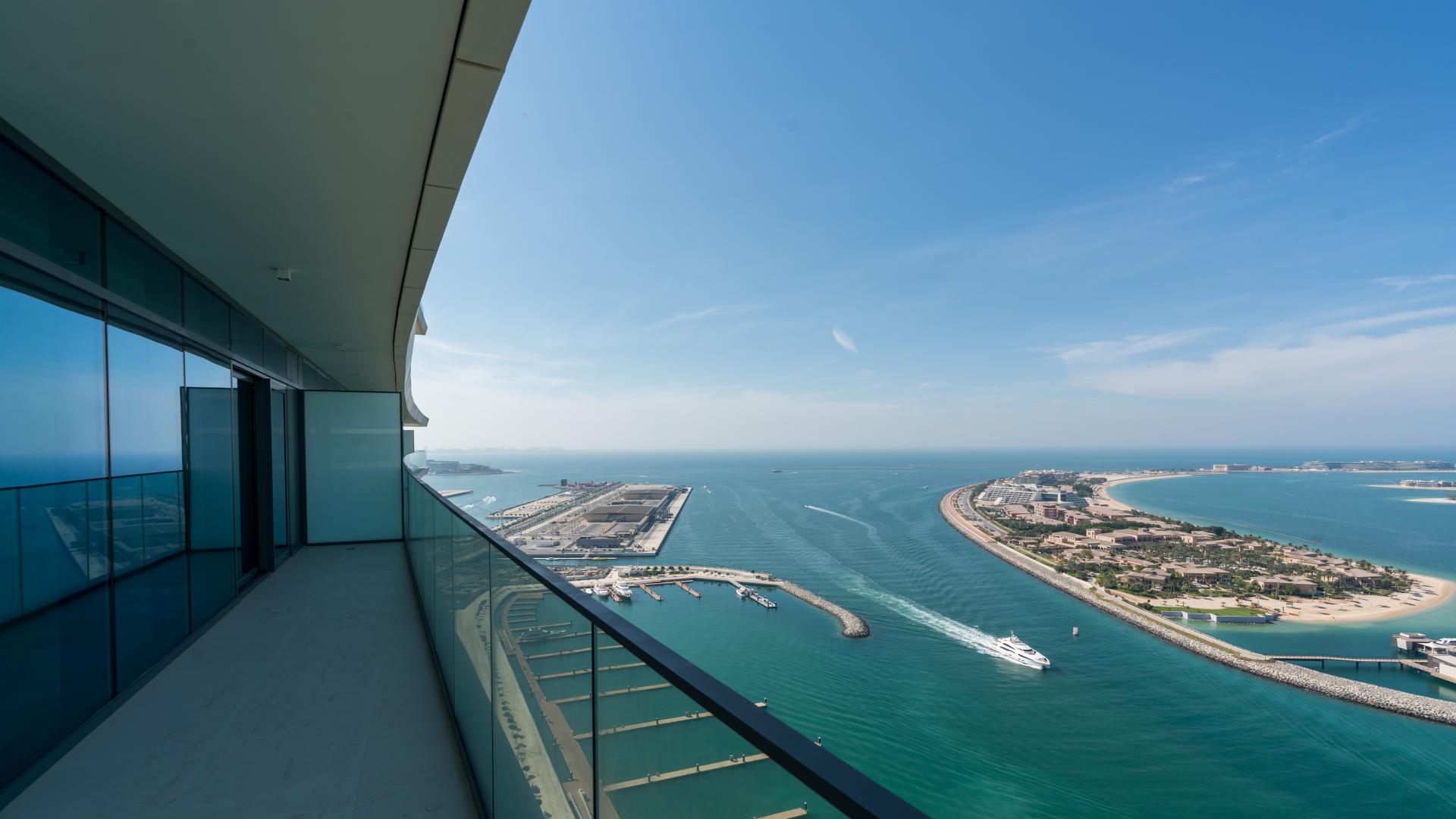 Luxurious Emaar Beachfront apartment with stunning sea view in Dubai Harbour, spacious interior