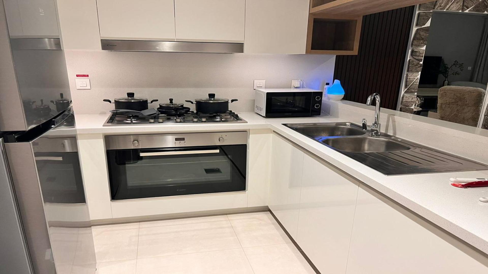 Modern kitchen in 3-bedroom apartment, Downtown Views II, Downtown Dubai, for rent, LP44054