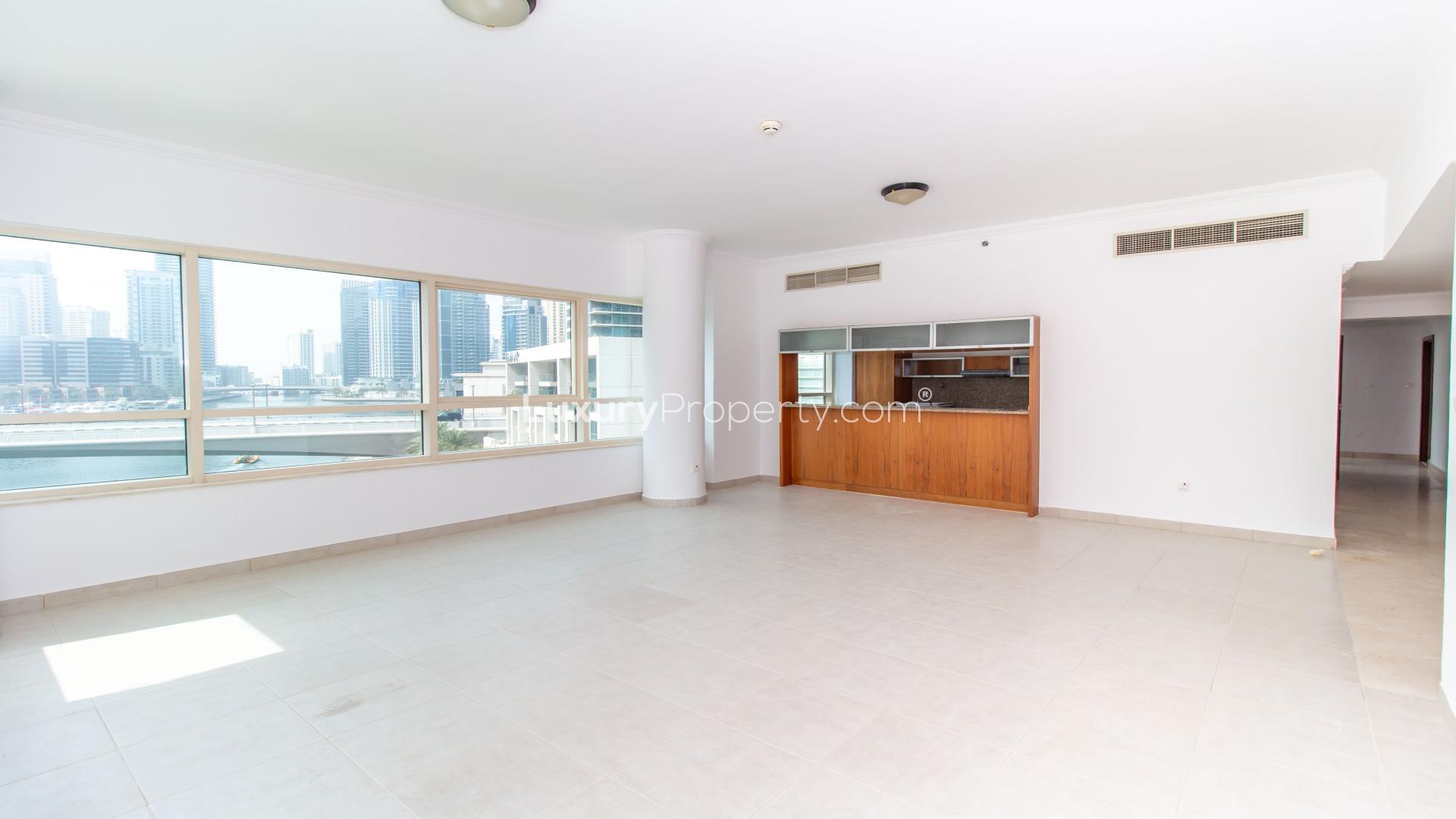 Spacious living area with open kitchen in Dubai Marina apartment for rent, Marina Quay West