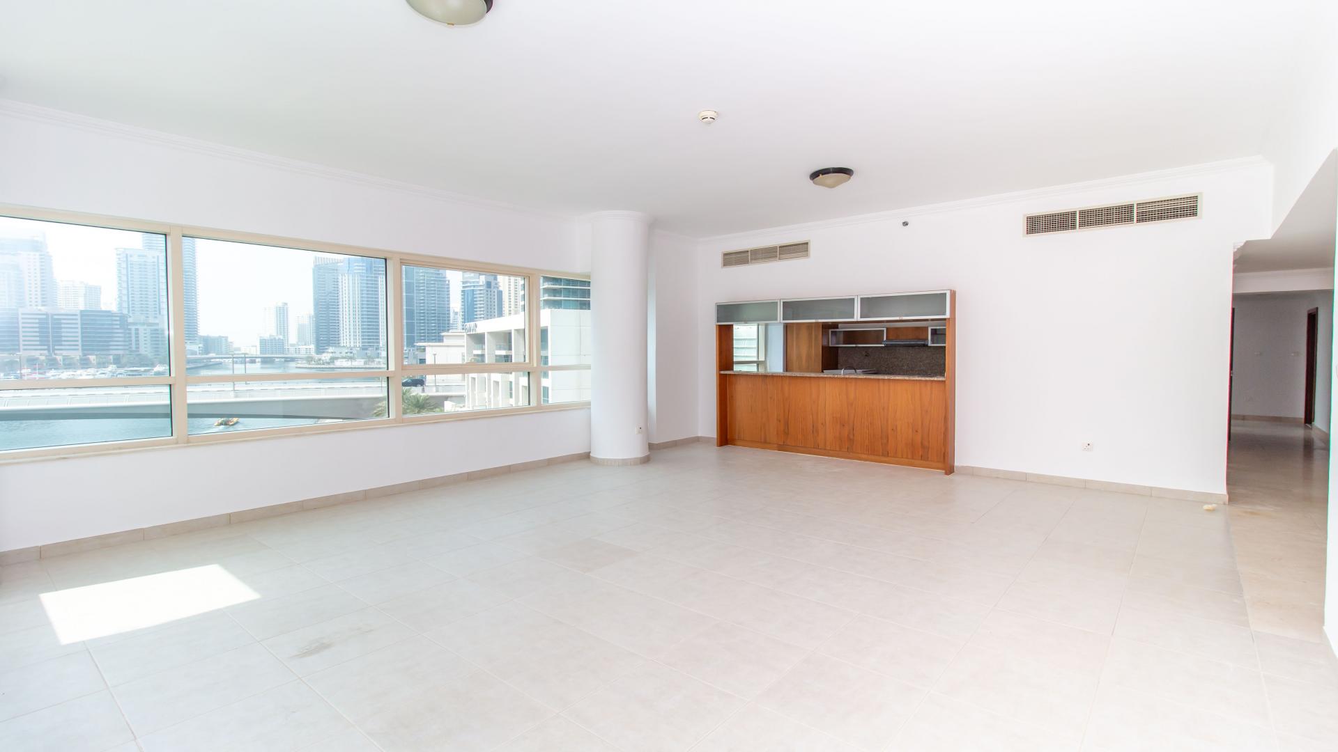 Spacious living area with open kitchen in Dubai Marina apartment for rent, Marina Quay West