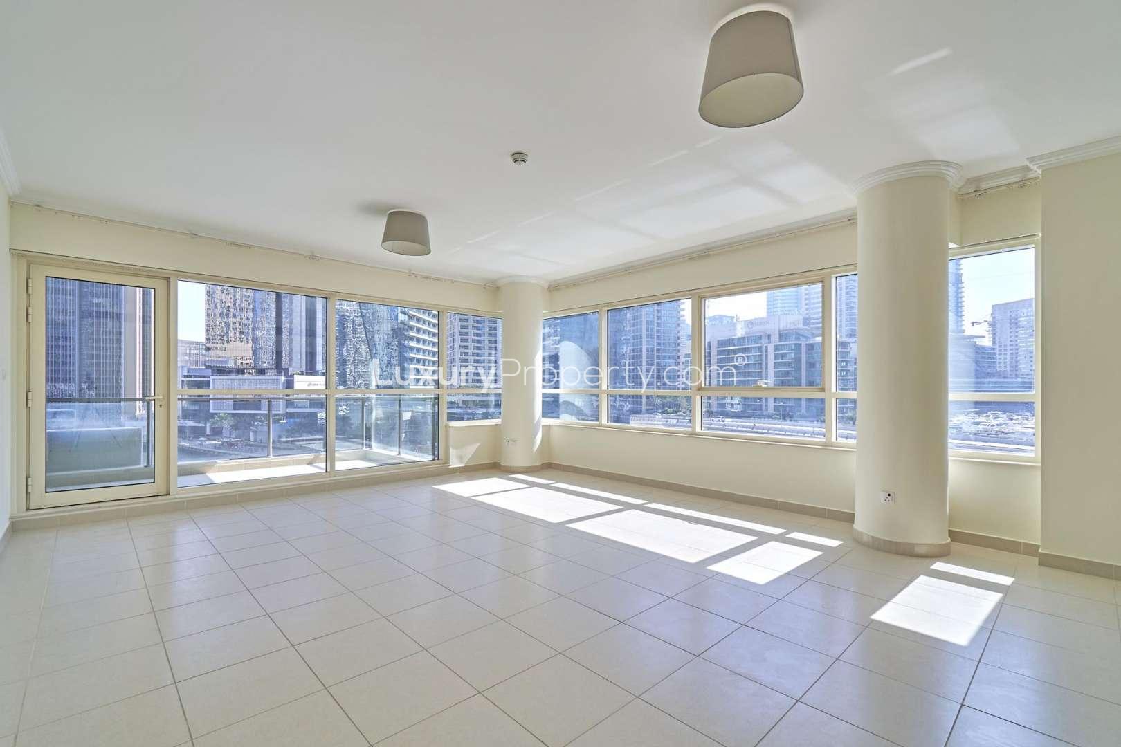 Spacious bedroom with built-in wardrobes in Marina Quays apartment, Dubai Marina