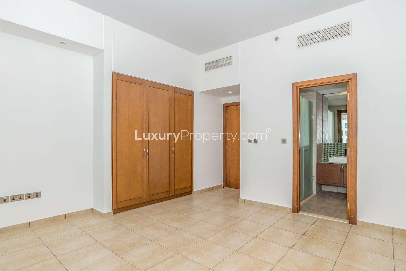 Spacious living area in three-bedroom apartment, Marina Residences, Palm Jumeirah, for rent