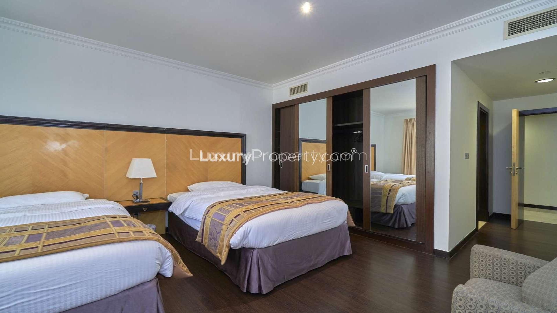 Bathroom in spacious 3-bedroom apartment, Jumeirah Beach Residence, Murjan, for rent. Ref: LP20160